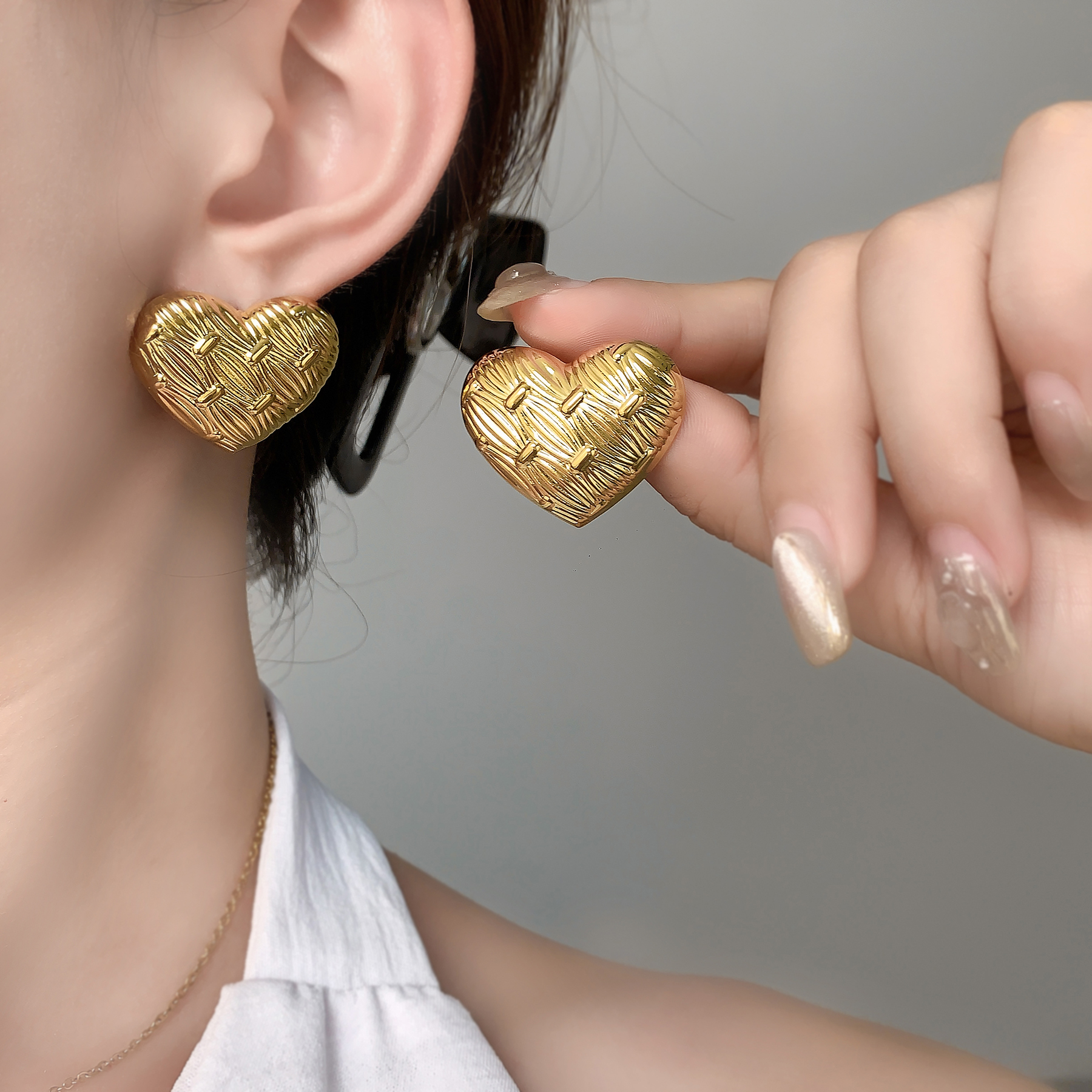 High-end InS-style heart-shaped copper plated with 18K real gold stud earrings, exaggerated European and American style earrings and accessories factory customized wholesale details Picture