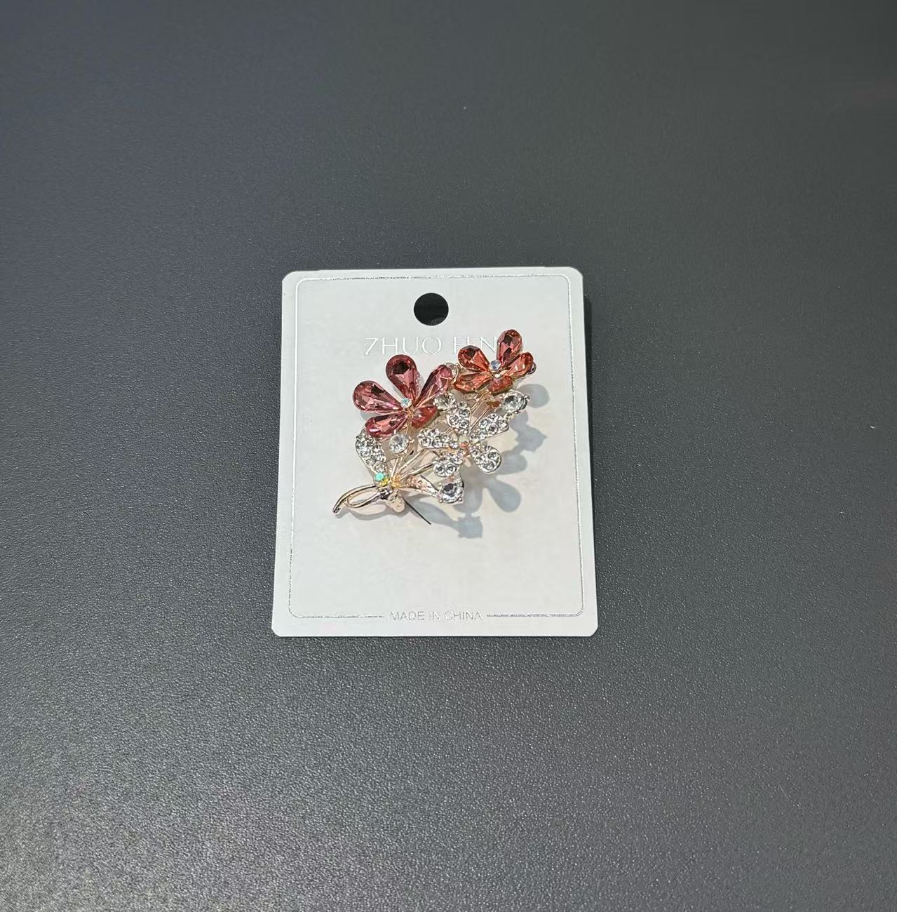 Hot-selling national trend series crystal diamond-encrusted floral brooch in stock, women's fashionable scarf knitted collar pin accessories Application Scenario