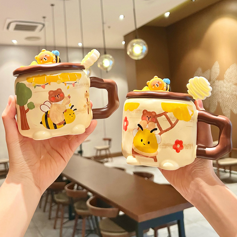 Cute and good-looking honey bear ceramic mugs, couple drinking cups, girls' home coffee cups, birthday cup sets with cup LIDS, selected souvenirs, practical and durable water cups with stand LIDS, office mugs Item Picture