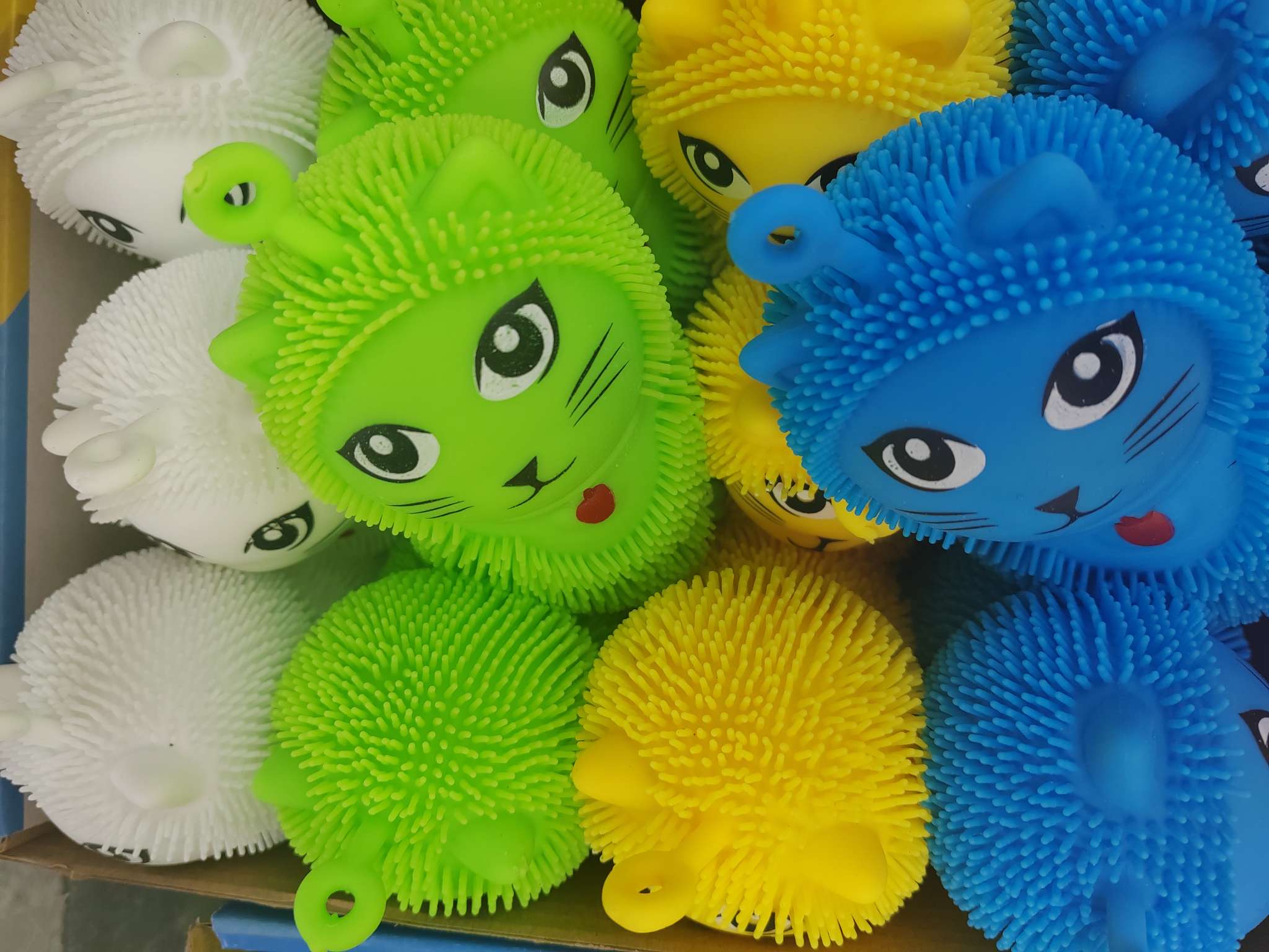 毛毛球花猫带灯解压小玩具