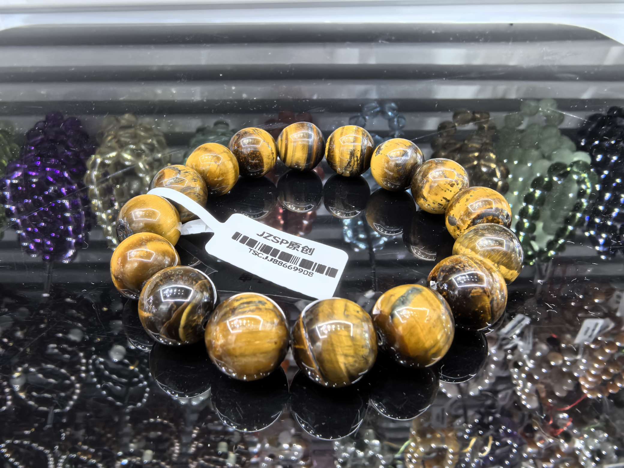 经典百搭虎眼石手串，品质保证，天然的真实，时尚璀璨光泽，休闲惬意，青春靓丽饰品，时尚潮流配饰，在义乌国际商贸城一期等你