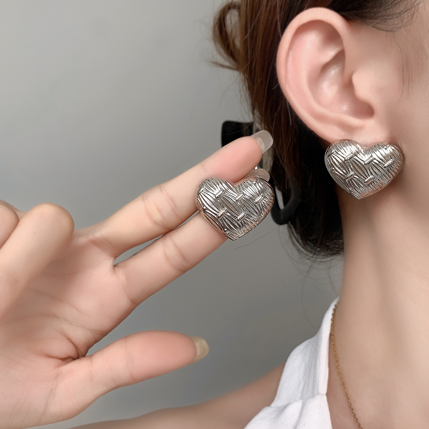 High-end InS-style heart-shaped copper plated with 18K real gold stud earrings, exaggerated European and American style earrings and accessories factory customized wholesale Specification image