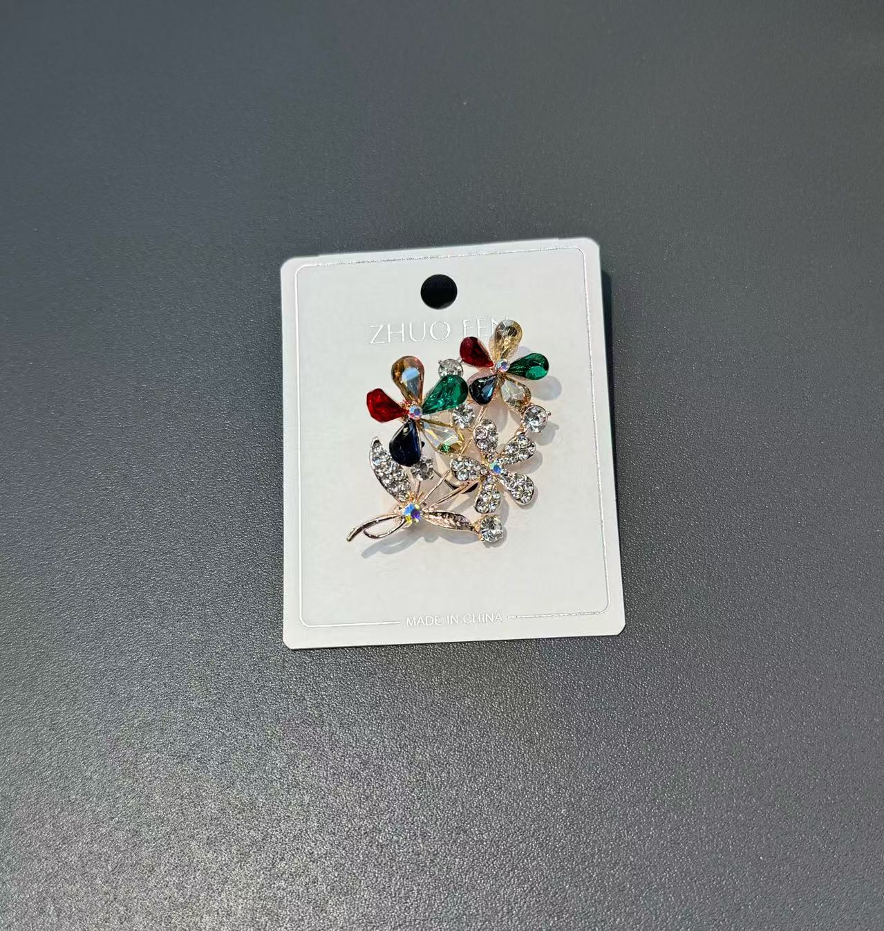 Hot-selling national trend series crystal diamond-encrusted floral brooch in stock, women's fashionable scarf knitted collar pin accessories Item Picture