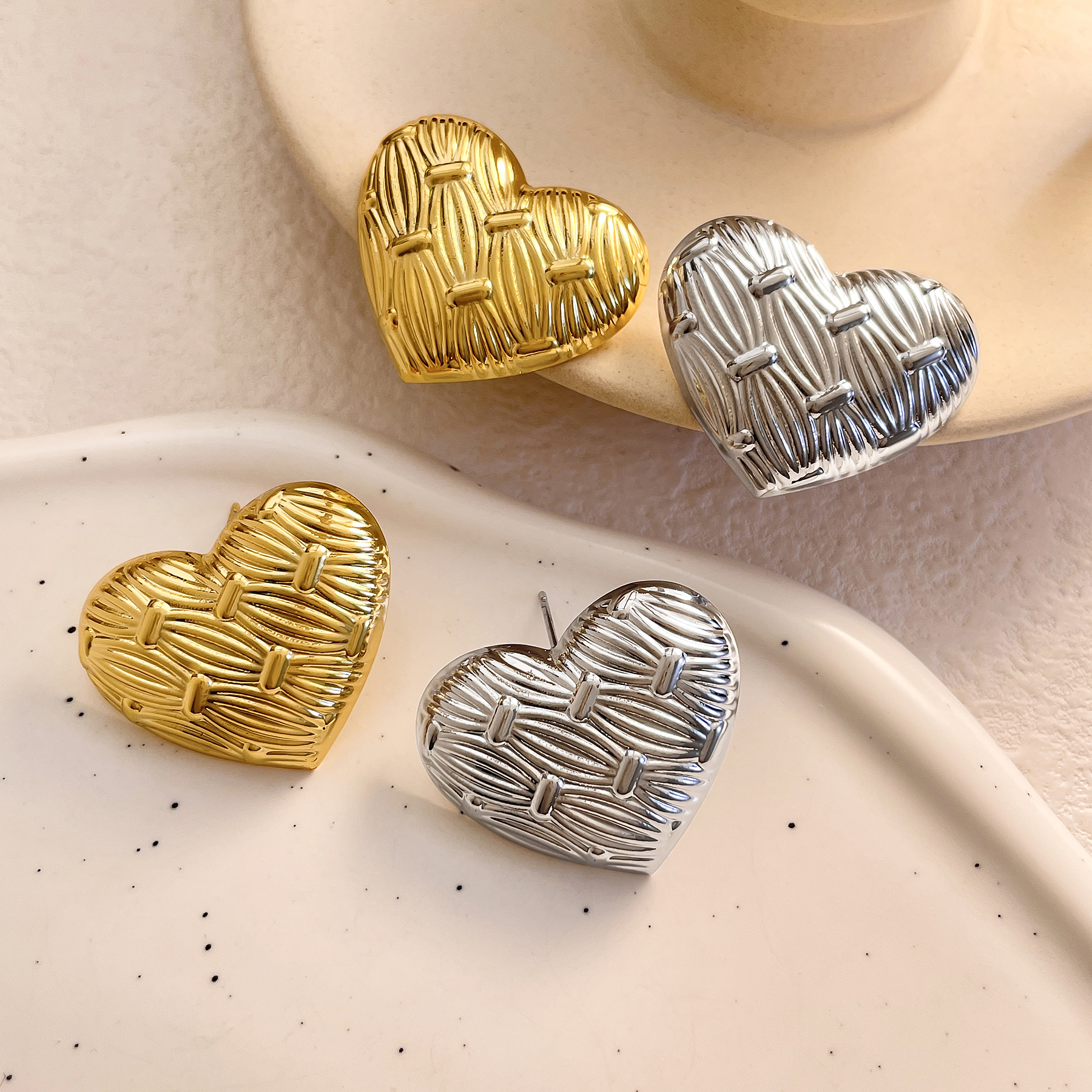 High-end InS-style heart-shaped copper plated with 18K real gold stud earrings, exaggerated European and American style earrings and accessories factory customized wholesale