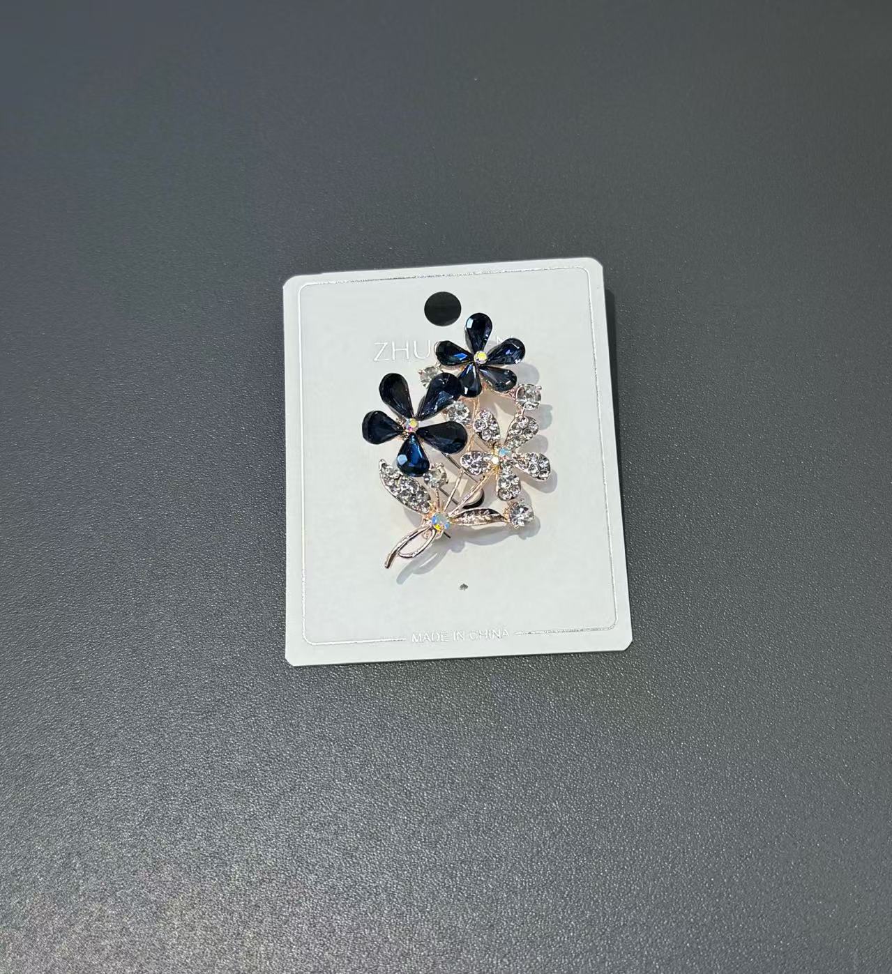 Hot-selling national trend series crystal diamond-encrusted floral brooch in stock, women's fashionable scarf knitted collar pin accessories Specification image