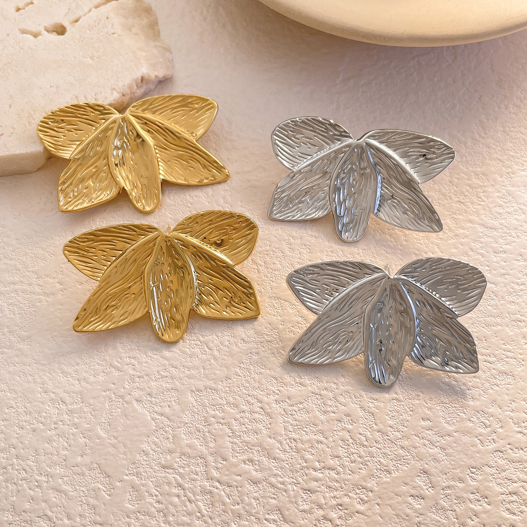 Factory wholesale and customization of high-end earrings and accessories with leaf and maple leaf texture, copper-plated 18K real gold