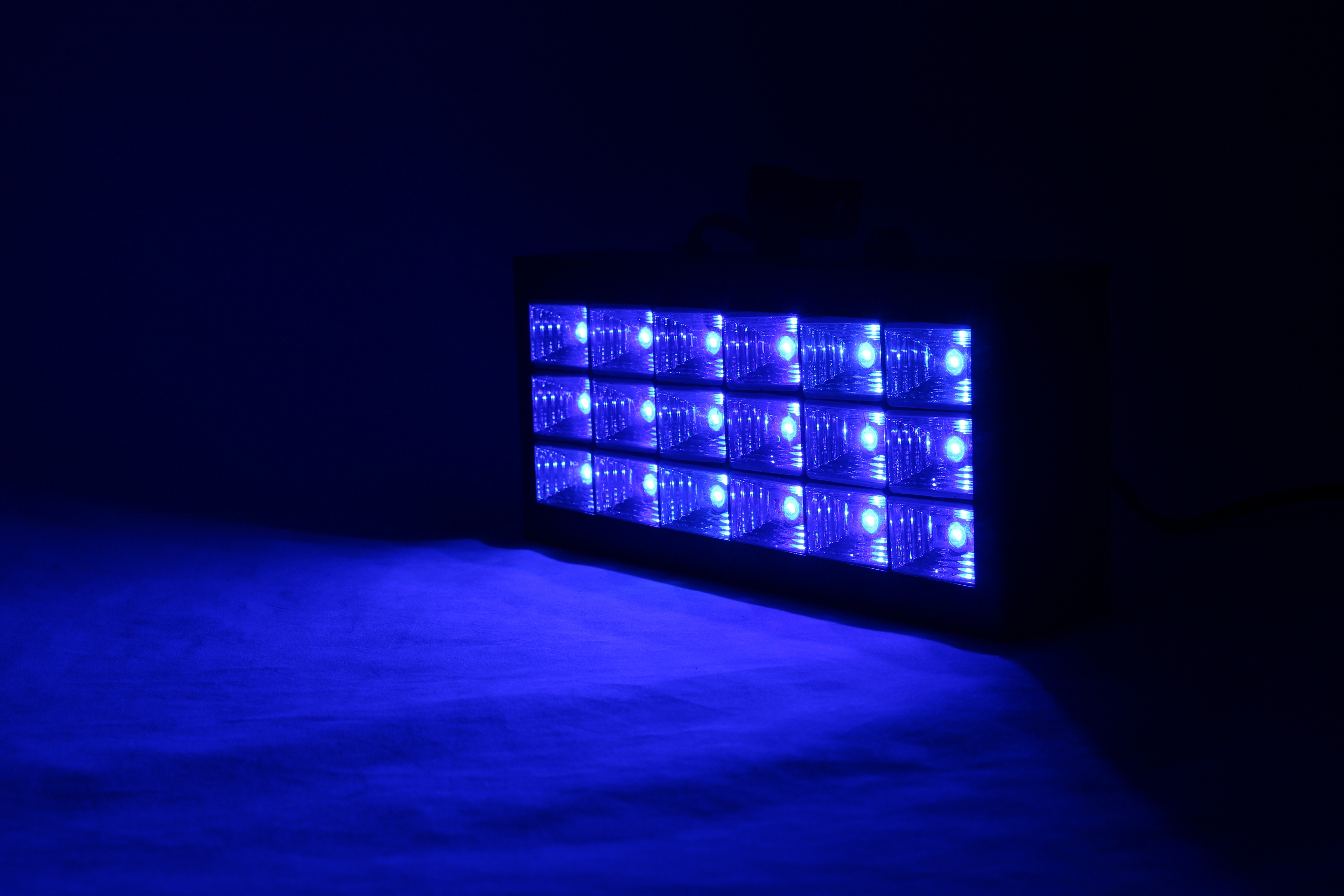 led stage lights, 18-grille strobe lights, bar lights, dj lights, seven-color flashlights, ktv lighting, and karaoke equipment Specification drawing