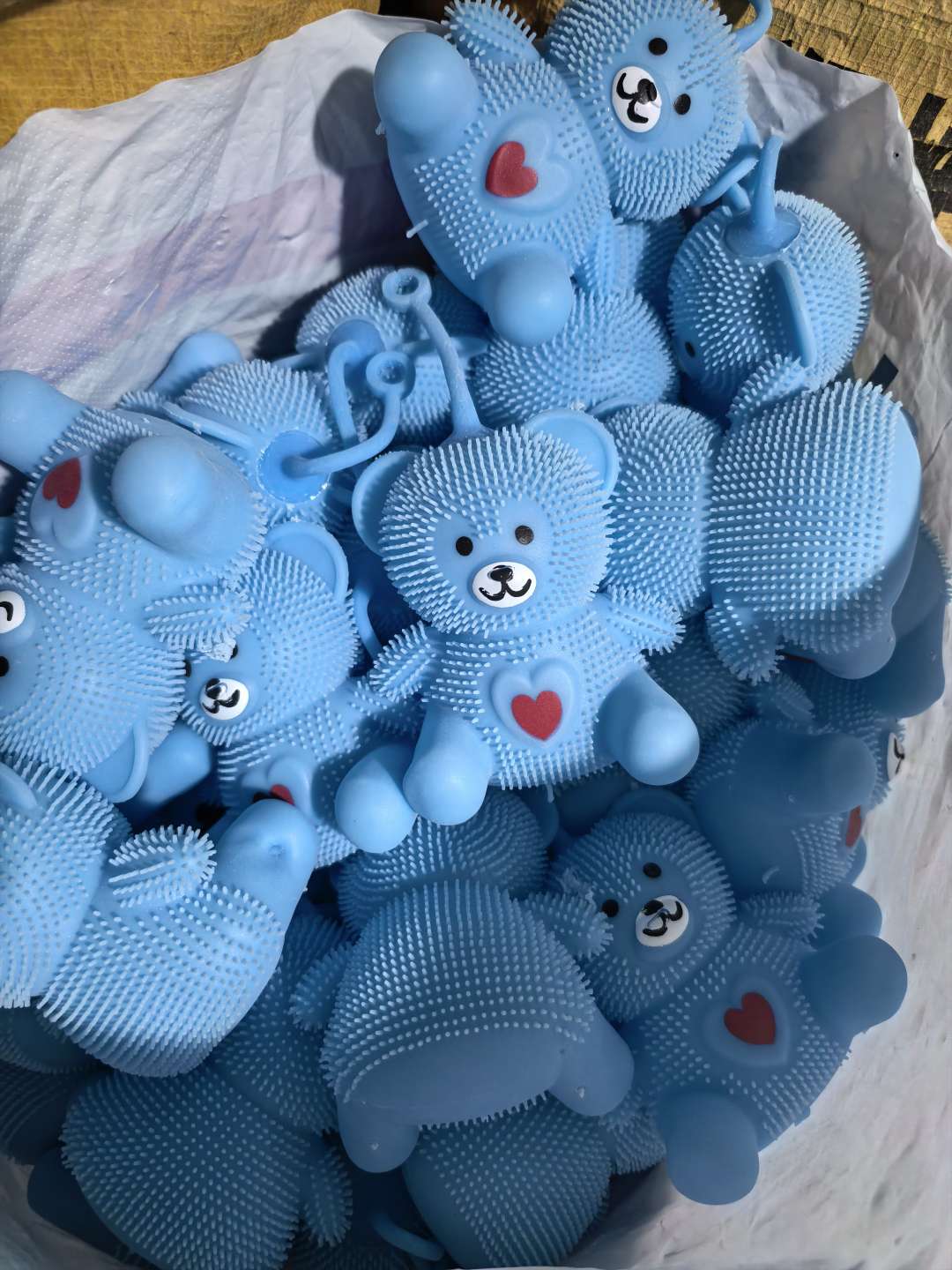 小坐熊 闪光毛毛球 地摊玩具 解压发泄儿童玩具发光玩具白底实物图