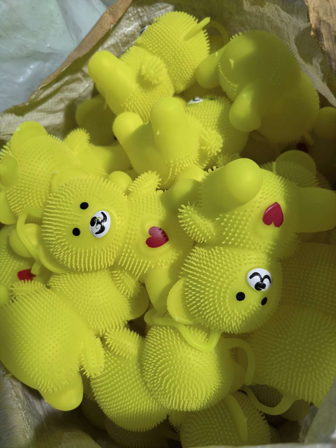 小坐熊 闪光毛毛球 地摊玩具 解压发泄儿童玩具发光玩具细节图