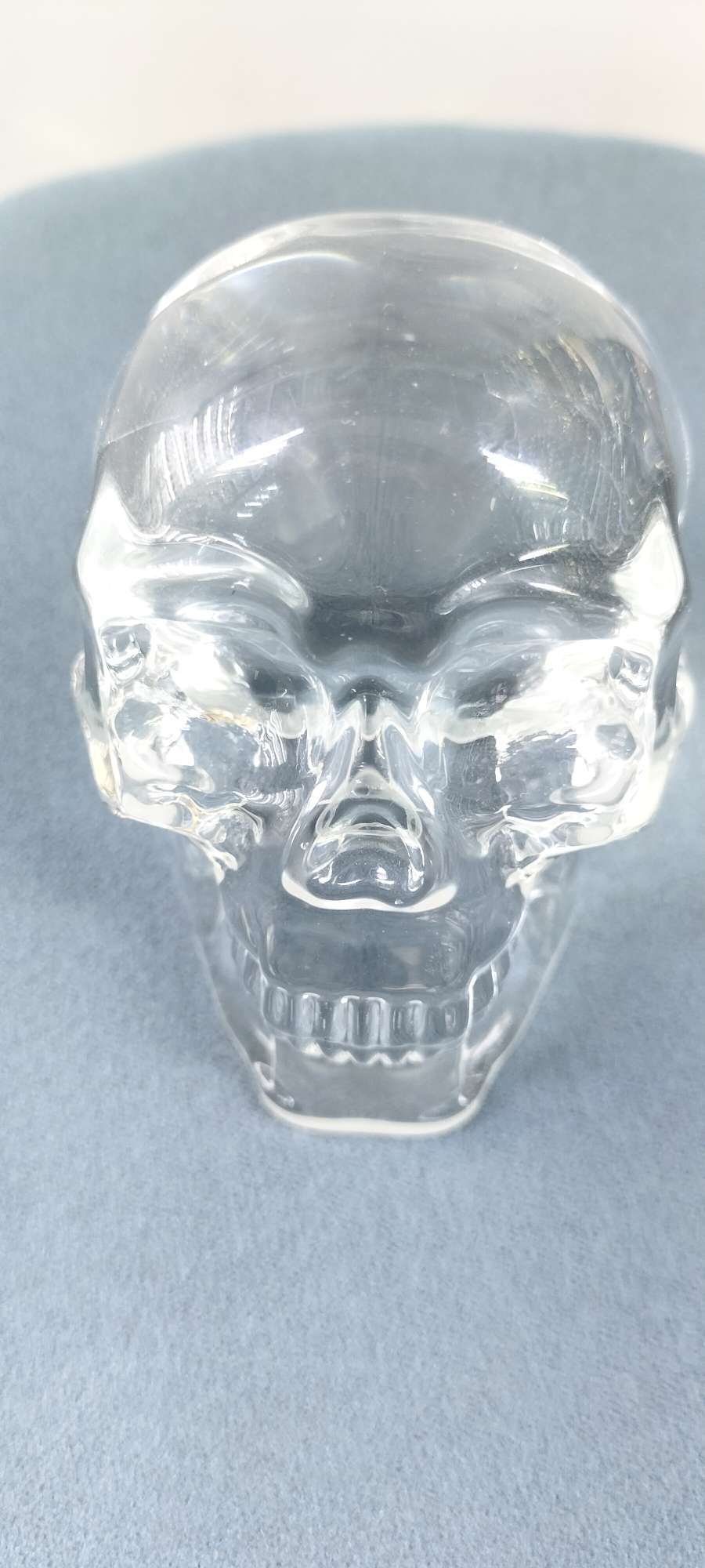 水晶摆件,水晶骷髅头被认为蕴含古老智慧,可能与预言、灵魂或宇宙能量有关,而水晶的纯净感又赋予其新生、转化的意味详情图3