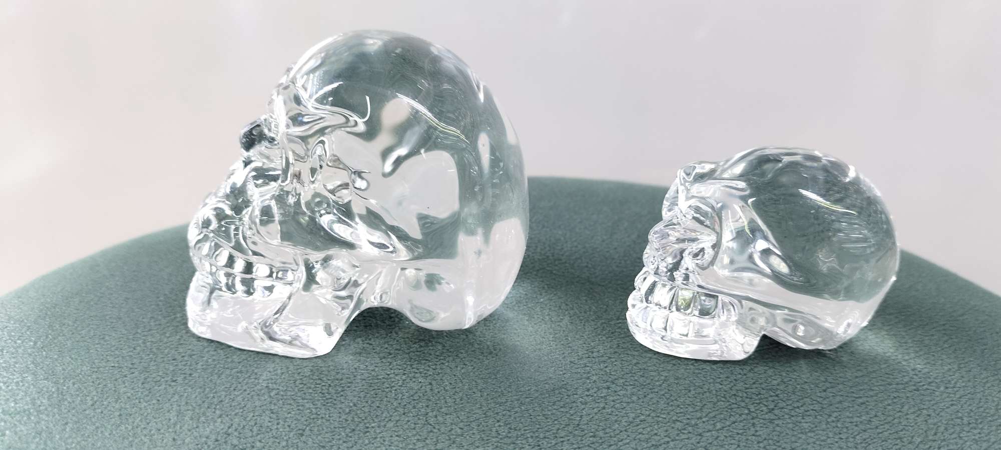 水晶摆件,水晶骷髅头被认为蕴含古老智慧,可能与预言、灵魂或宇宙能量有关,而水晶的纯净感又赋予其新生、转化的意味详情图2