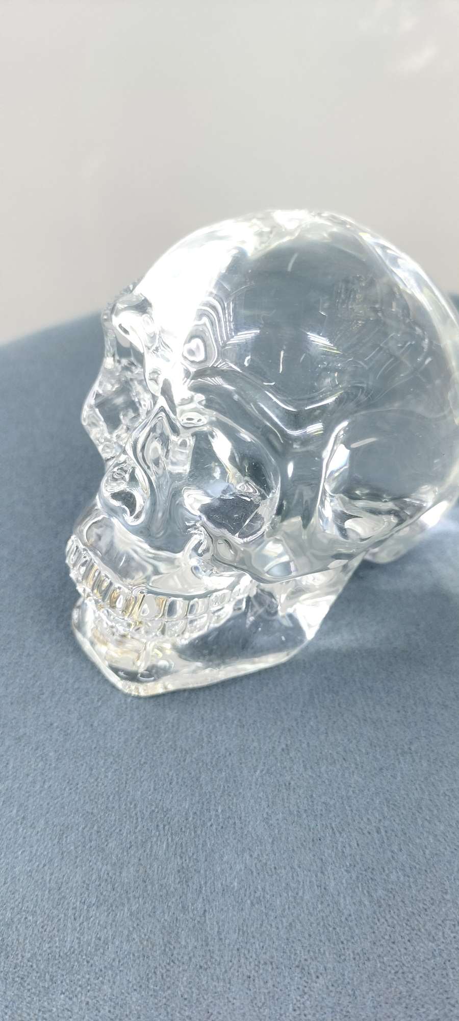 水晶摆件,水晶骷髅头被认为蕴含古老智慧,可能与预言、灵魂或宇宙能量有关,而水晶的纯净感又赋予其新生、转化的意味详情图3