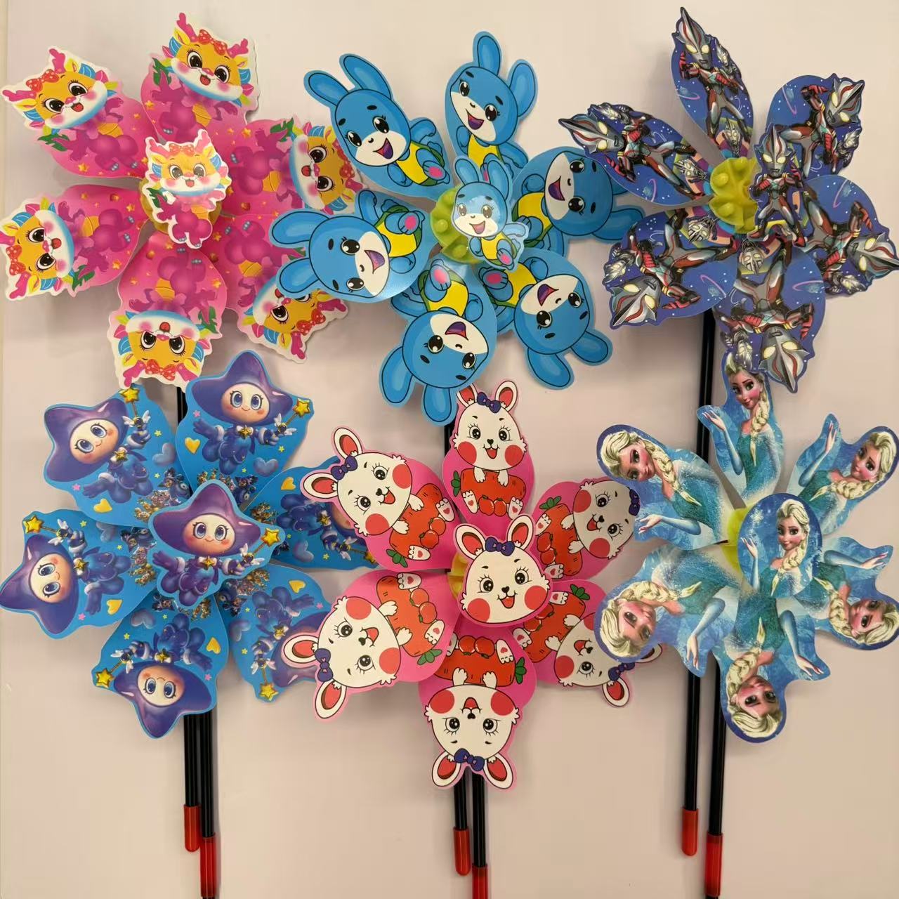 手持批发卡通库洛米风车手持塑料礼品摆摊户外七彩装饰幼儿园礼物活动