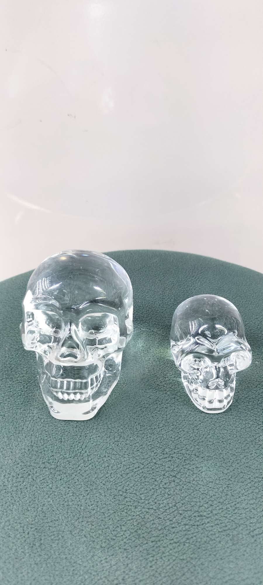 水晶摆件，水晶骷髅头被认为蕴含古老智慧，可能与预言、灵魂或宇宙能量有关，而水晶的纯净感又赋予其新生、转化的意味