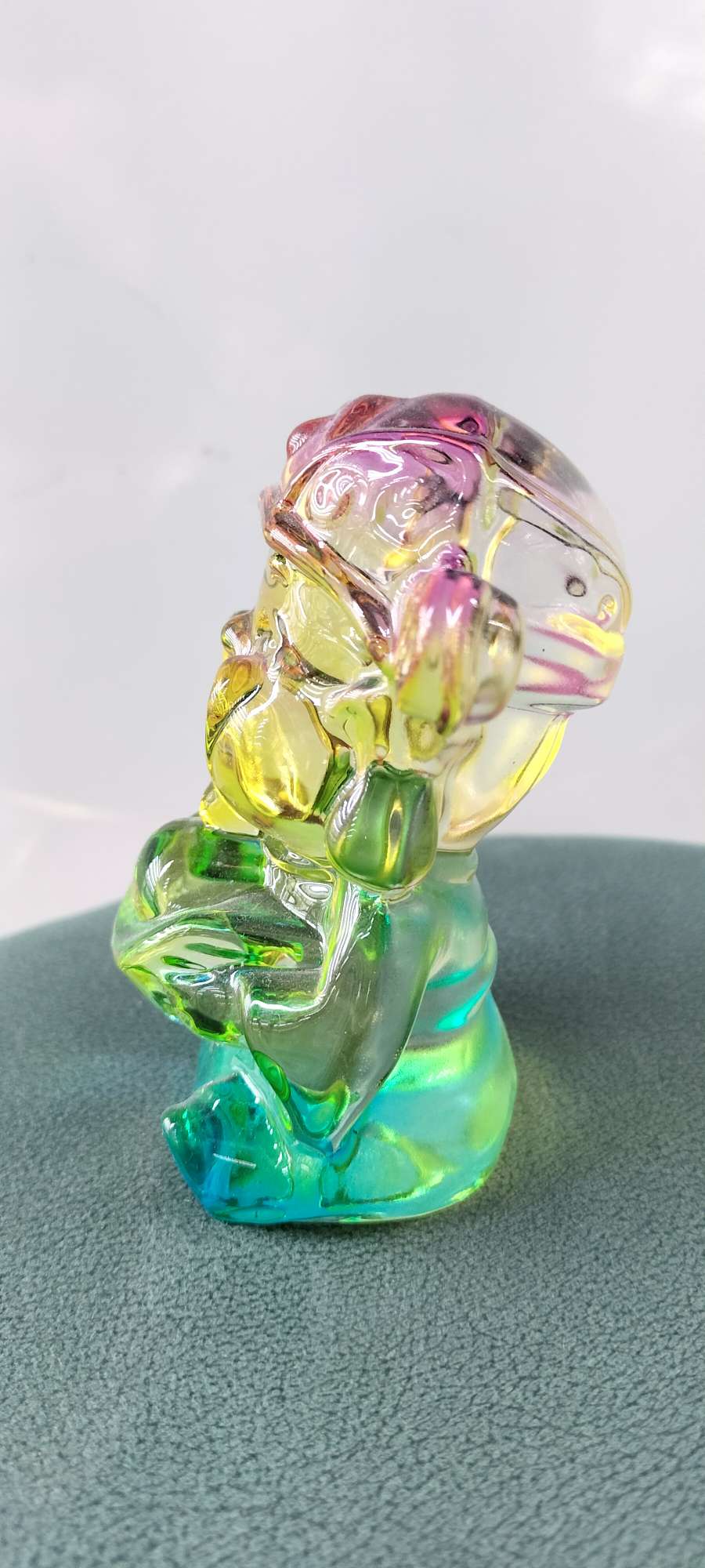 一款备受华人家庭喜欢的财神送宝水晶摆件，送礼赠送亲朋，寓意吉祥祝福恭喜发大财！产品图