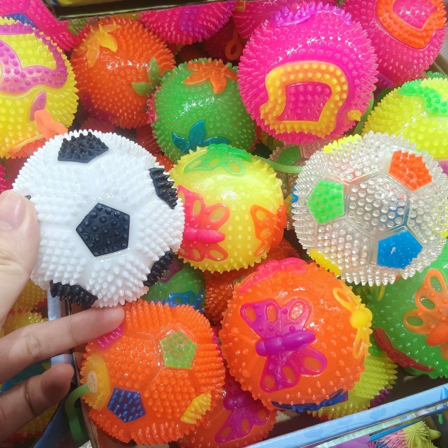 tpr球减压解压玩具儿童学生玩具多色足球蝴蝶苹果图案透明解压