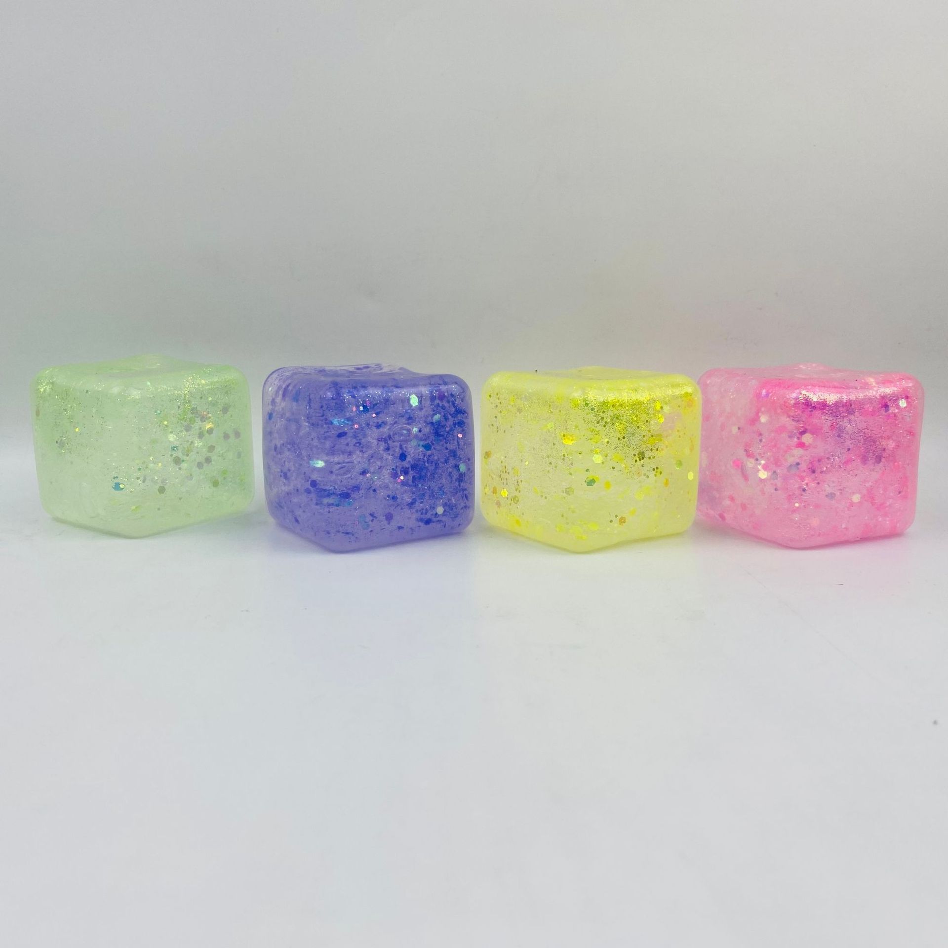 The new stress-relieving toy Water Cube, a popular online release tool, features a realistic ice cube and creative stress-relieving blocks Application Scenario