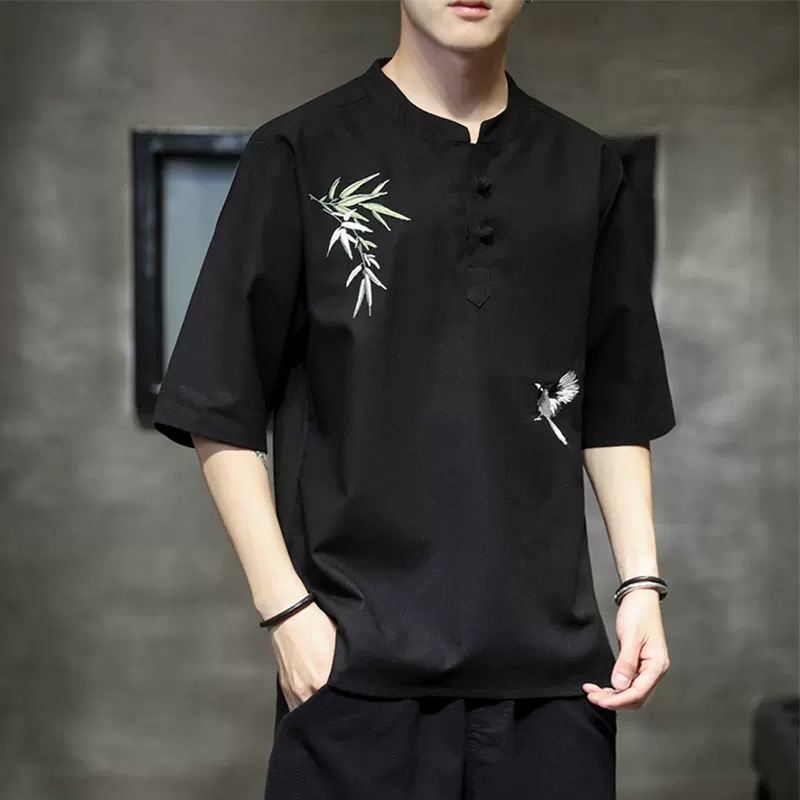 This is a new summer collection of comfortable and versatile women's wear featuring pleated men's T-shirts and short sleeves in the national trend of Miyake details Picture