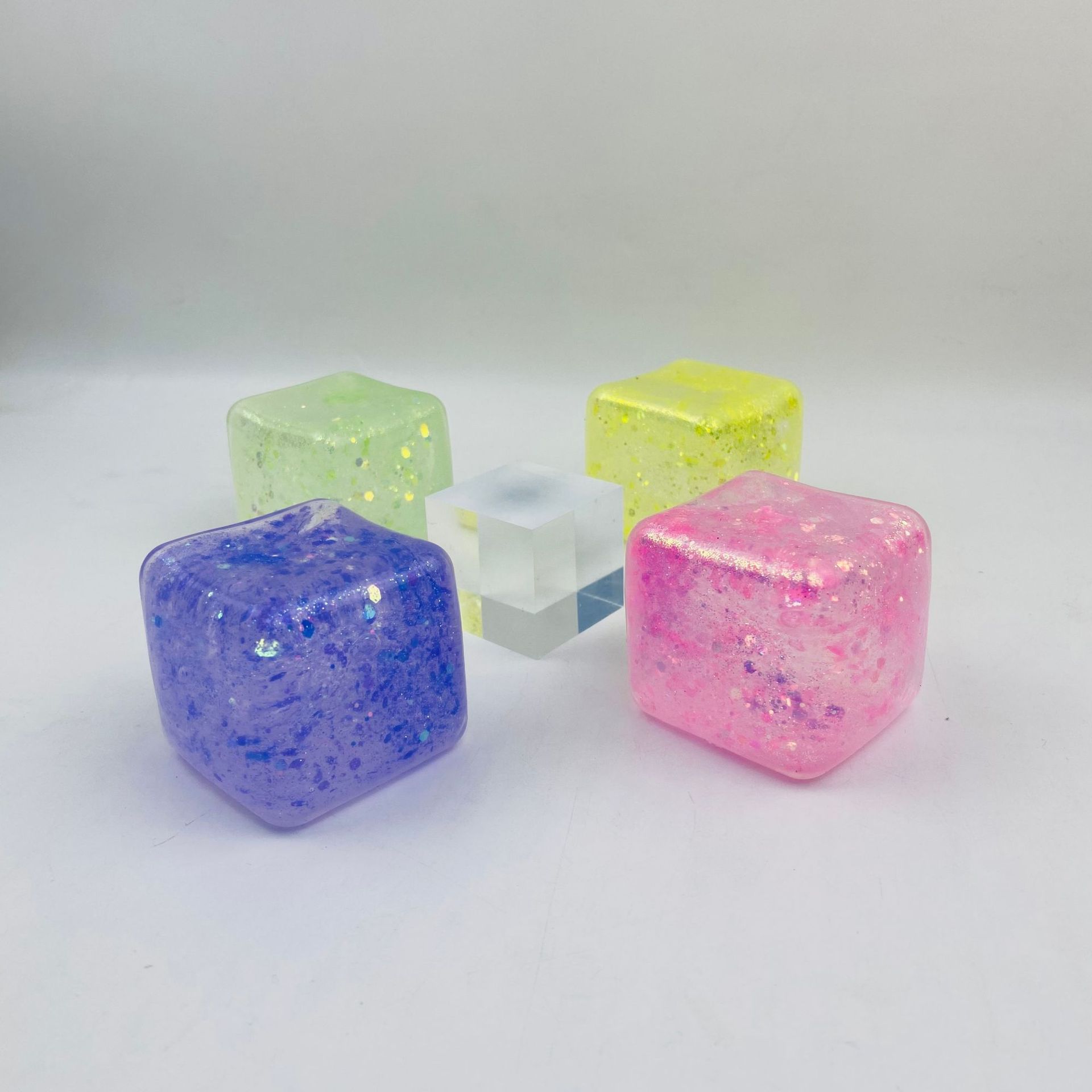 The new stress-relieving toy Water Cube, a popular online release tool, features a realistic ice cube and creative stress-relieving blocks details Picture