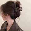 Large-sized color clip for women, with a high-end look. The back of the head is coiled with a shark clip. It has a lot of hair and a stylish hairpin Item Picture