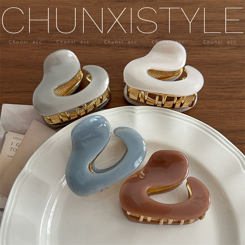 Cold and refreshing feeling ~ Small but with many irregular hollowed-out geometric gripper hair clips, medium-sized shark clip headwear for women Application Scenario