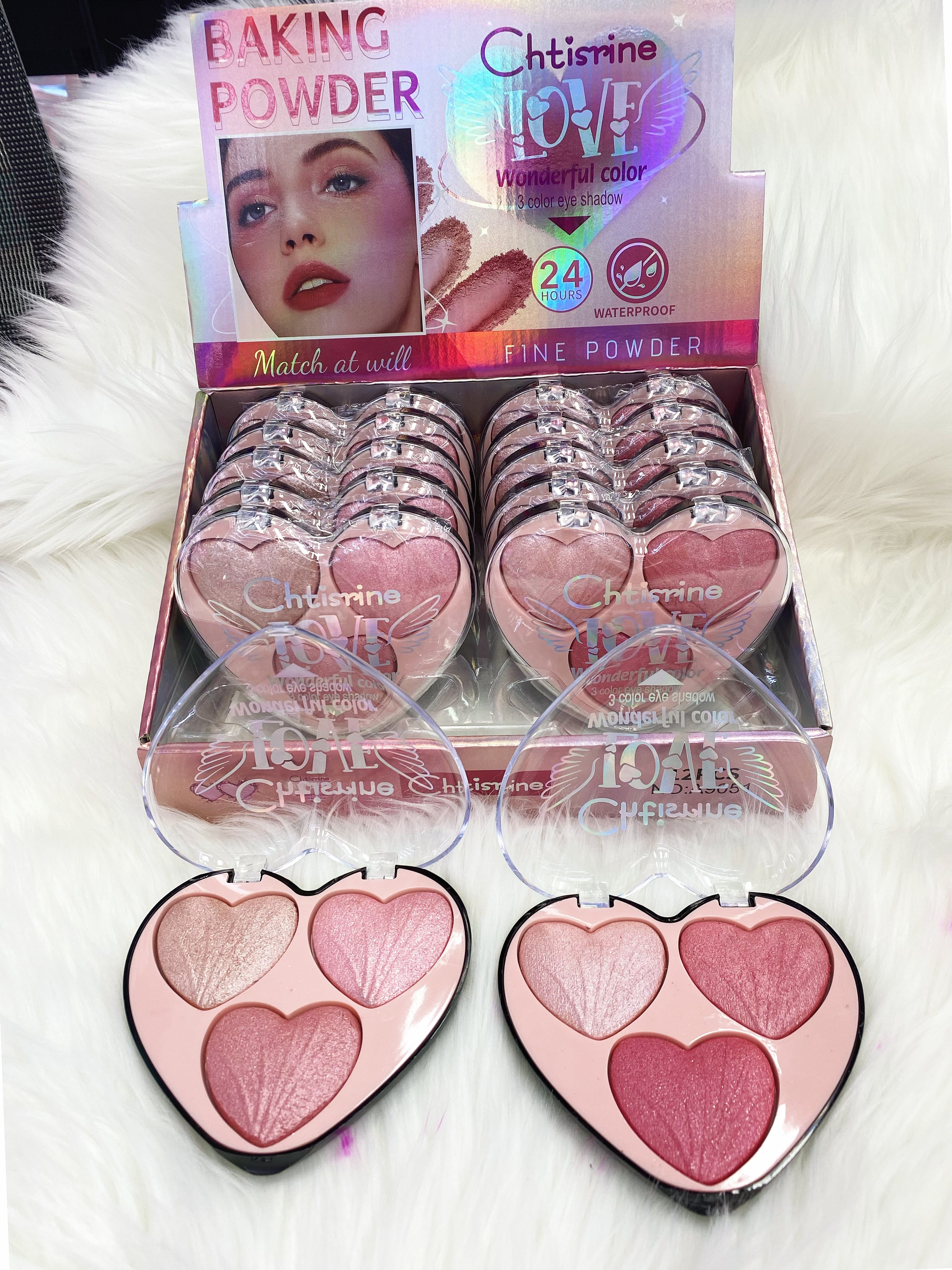 New heart-shaped baked powder blush brightens and slimming the face, making the energetic girl look fairer in daily life. Peach matte blush and rouge details Picture