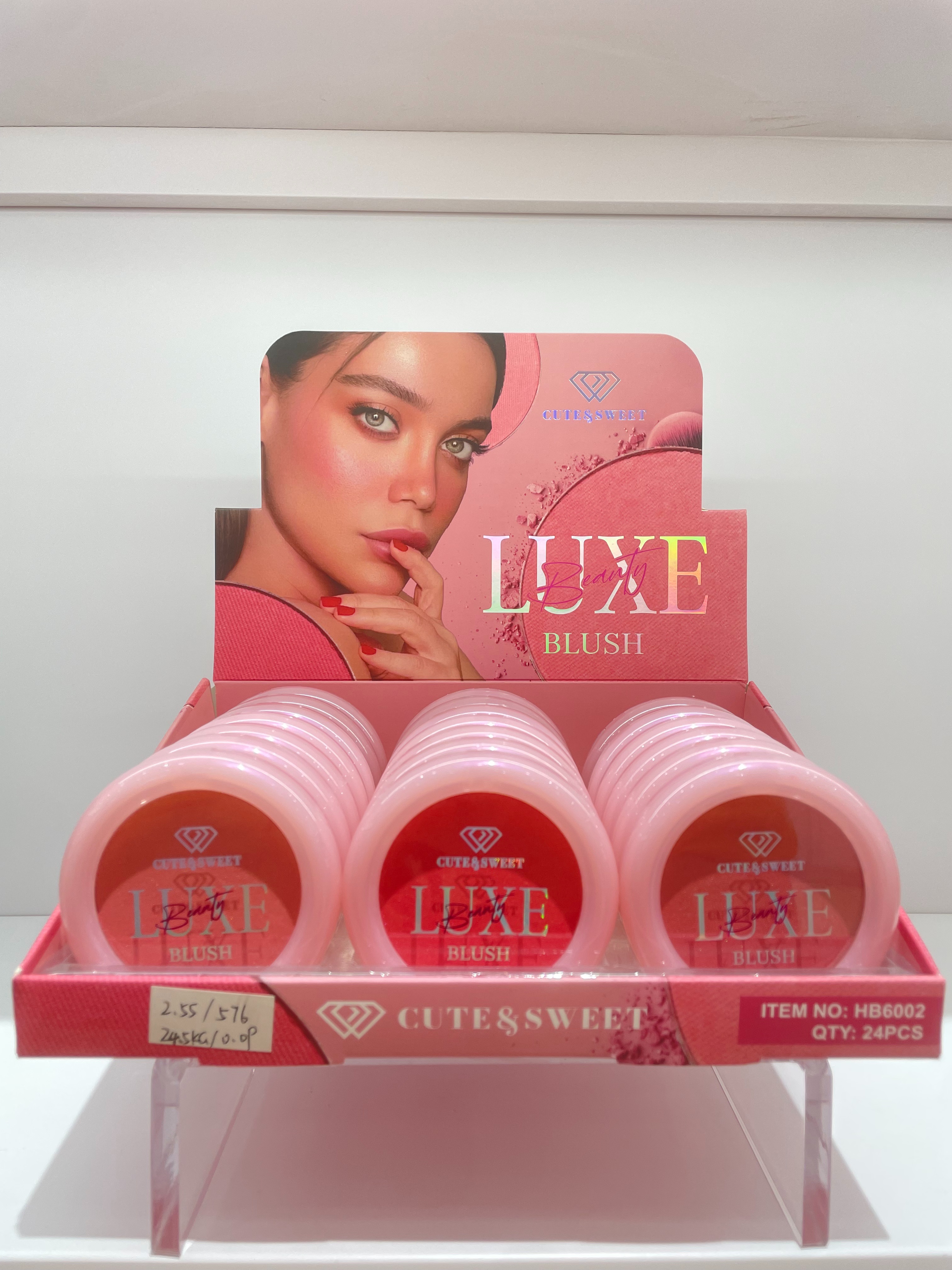 HSM factory direct stores blush blush my face is bright pink shows white color Quality of a material soft Thin natural carry bright color of skin natural makeup effect Good smooth shading details Picture