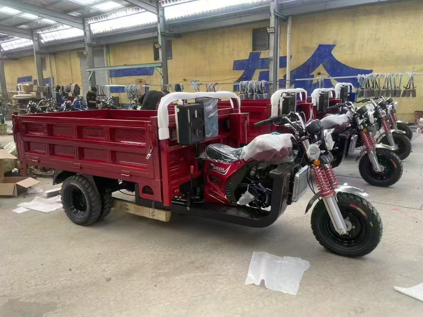 摩托三轮车   农用三轮车  载货三轮车  150   200CC 250CC 300CC动力摩托车 家用摩托三轮 白底实物图