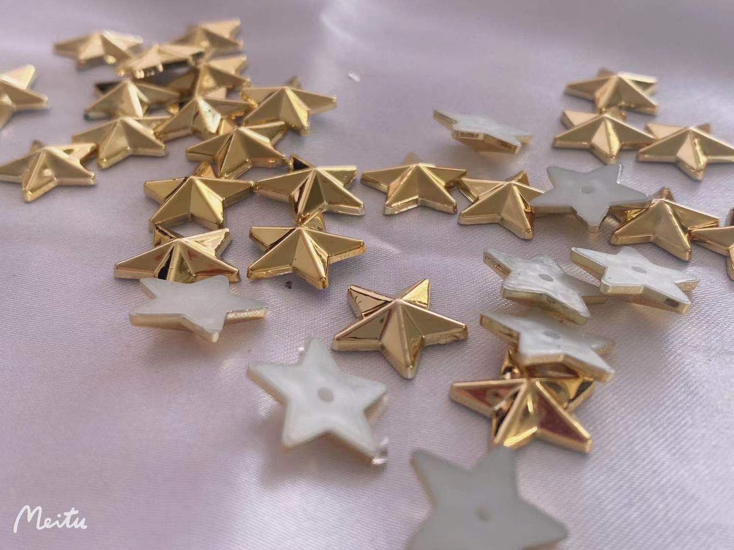 The manufacturer sells plastic electroplated five-pointed star-shaped clothing bags, shoes with rivets, shoe nails and other accessories for diy