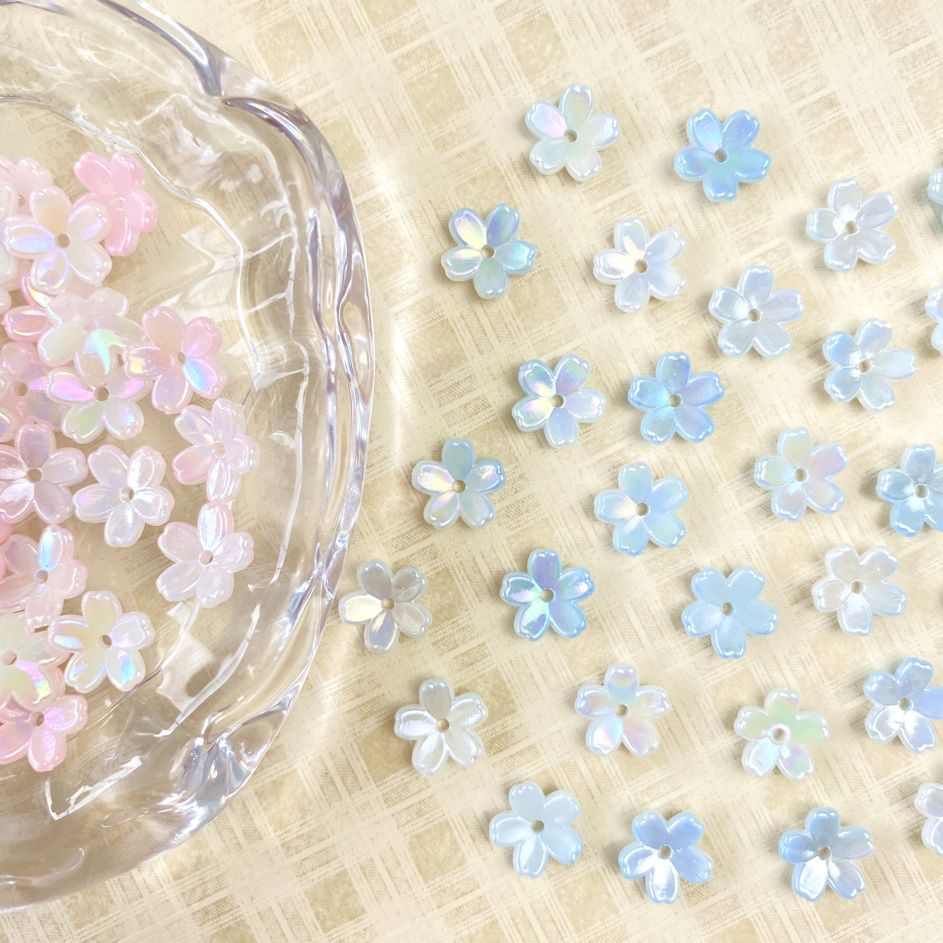 Acrylic two-color ab small five-petal flower creative diy/ beaded small ornaments, bracelet pendants, keychains, mobile phone pendants, jewelry accessories, production materials Application Scenario