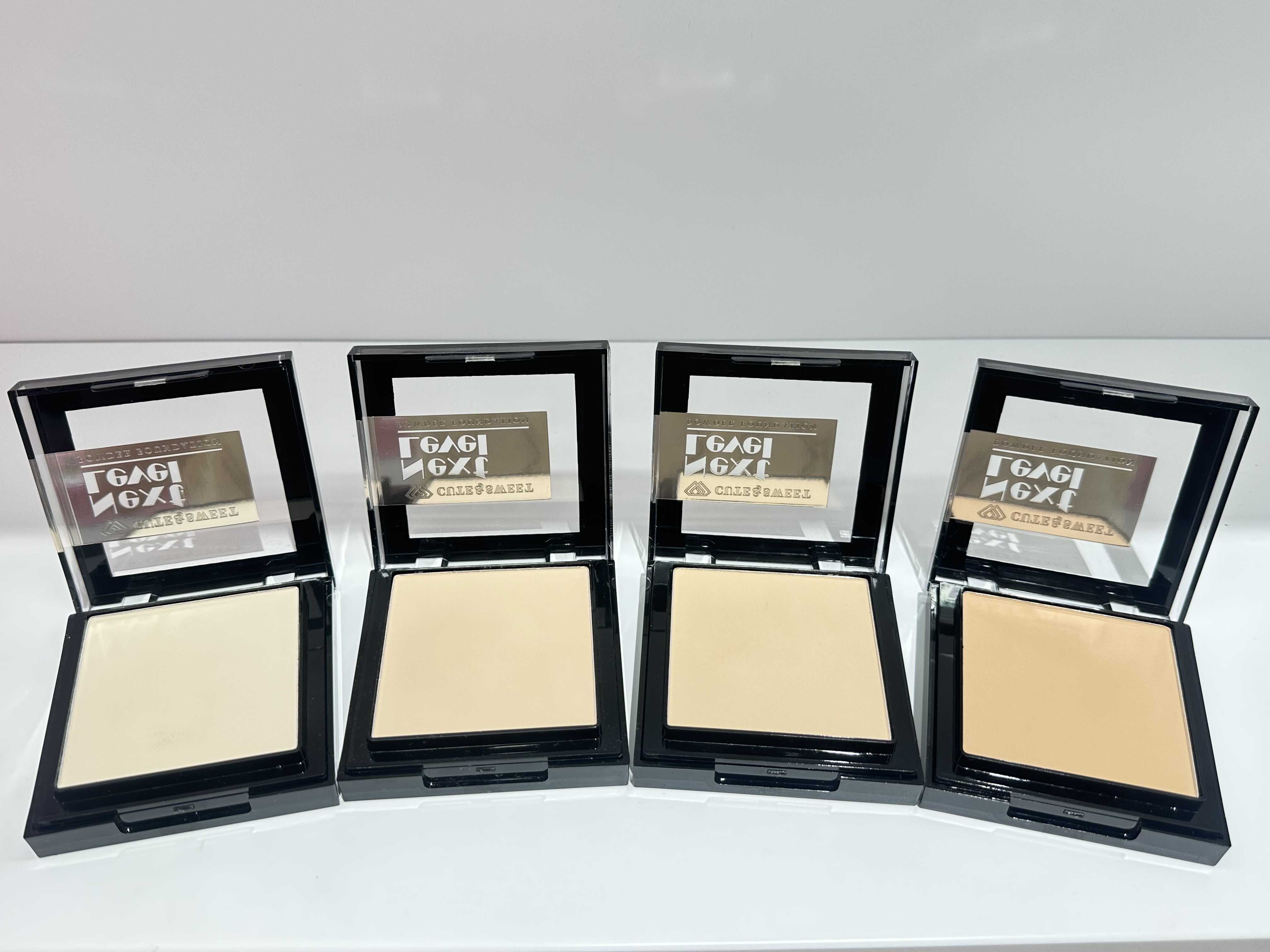 HSM's original factory directly sells powder/ontouring powder. The powder texture is fine, the touch is soft, it sets makeup, controls oil, and is convenient to carry