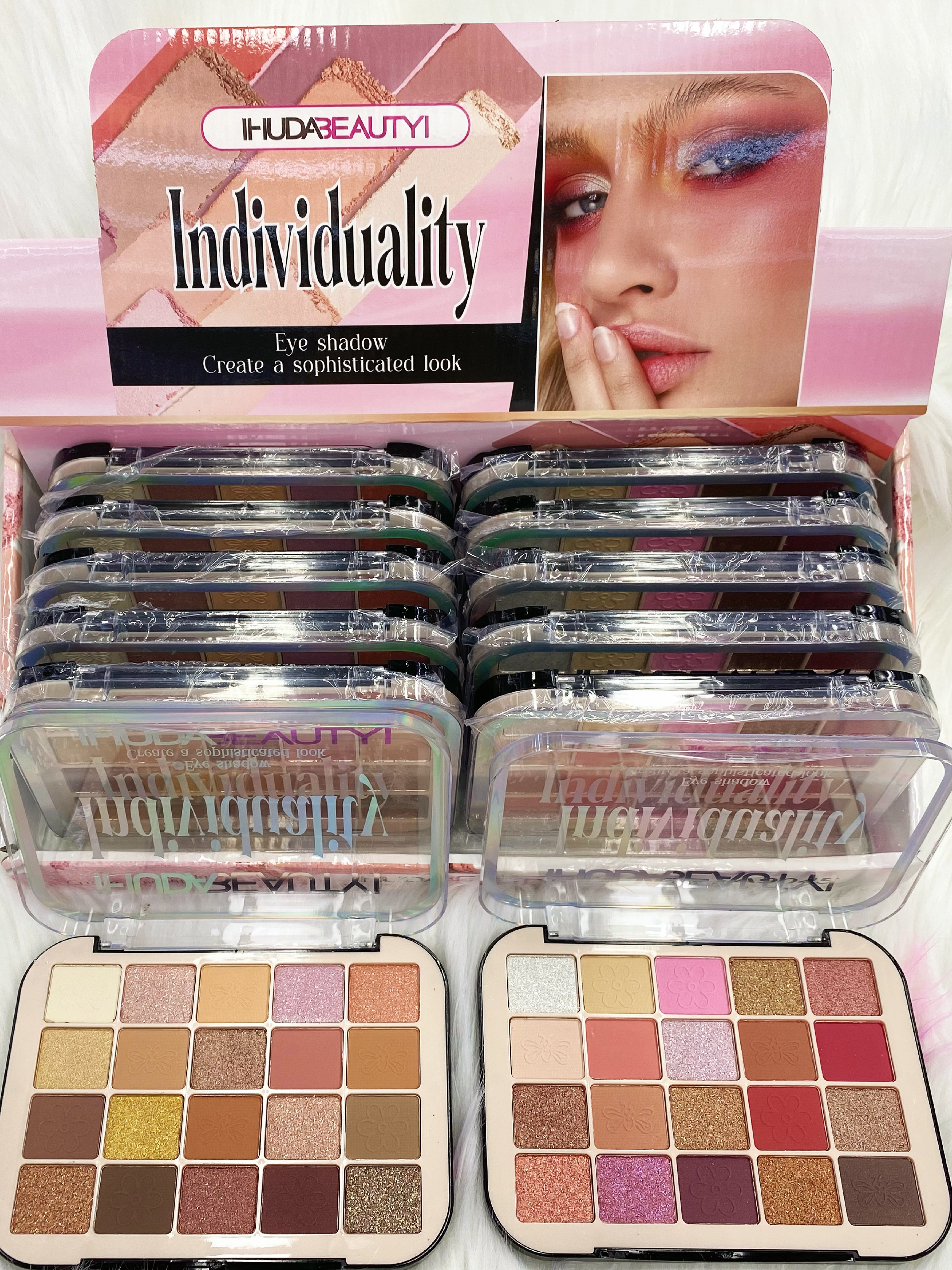 The new 20-color eyeshadow palette is waterproof, sweat-proof, non-smudging, long-lasting, and highly stretchable. IHUDABEAUTYI details Picture
