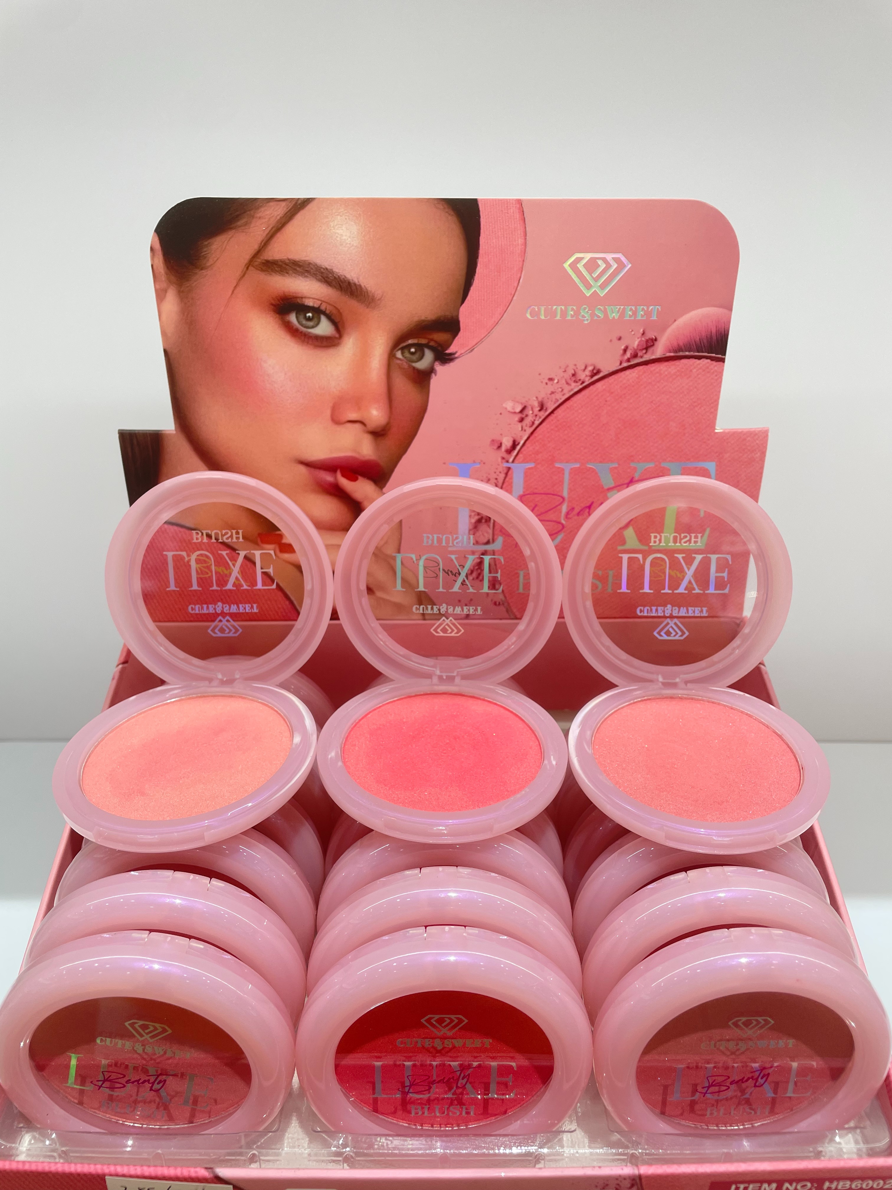 HSM factory direct stores blush blush my face is bright pink shows white color Quality of a material soft Thin natural carry bright color of skin natural makeup effect Good smooth shading Application Scenario