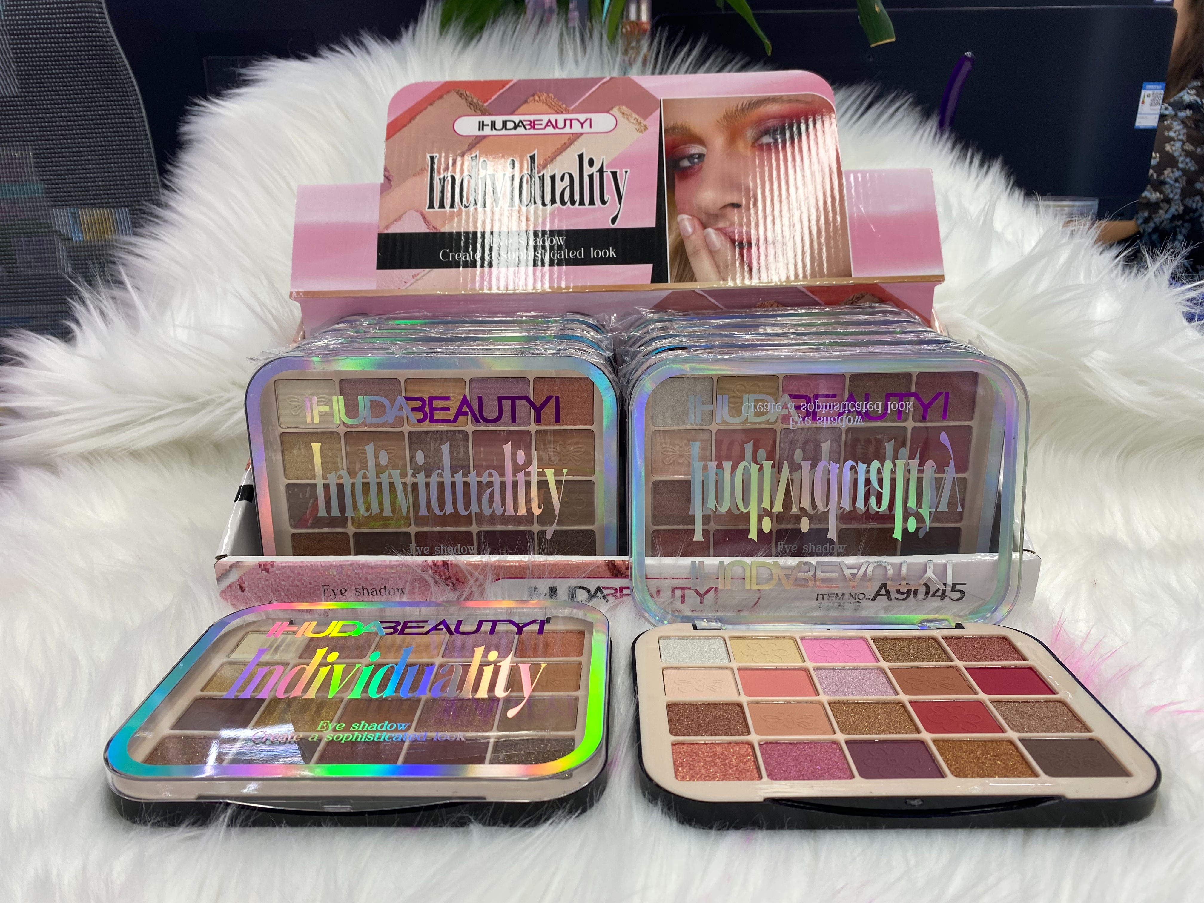 The new 20-color eyeshadow palette is waterproof, sweat-proof, non-smudging, long-lasting, and highly stretchable. IHUDABEAUTYI Application Scenario