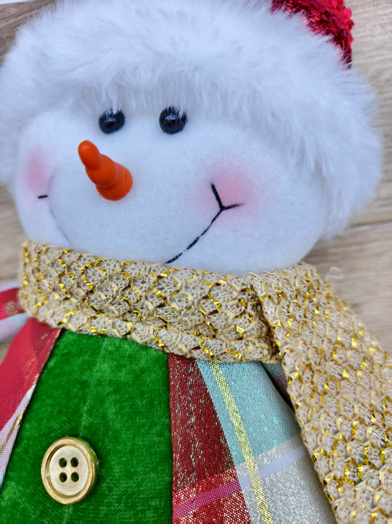 A 50cm snowman in magenta and green for the Christmas festival decoration of a faceless and extendable old man Application Scenario