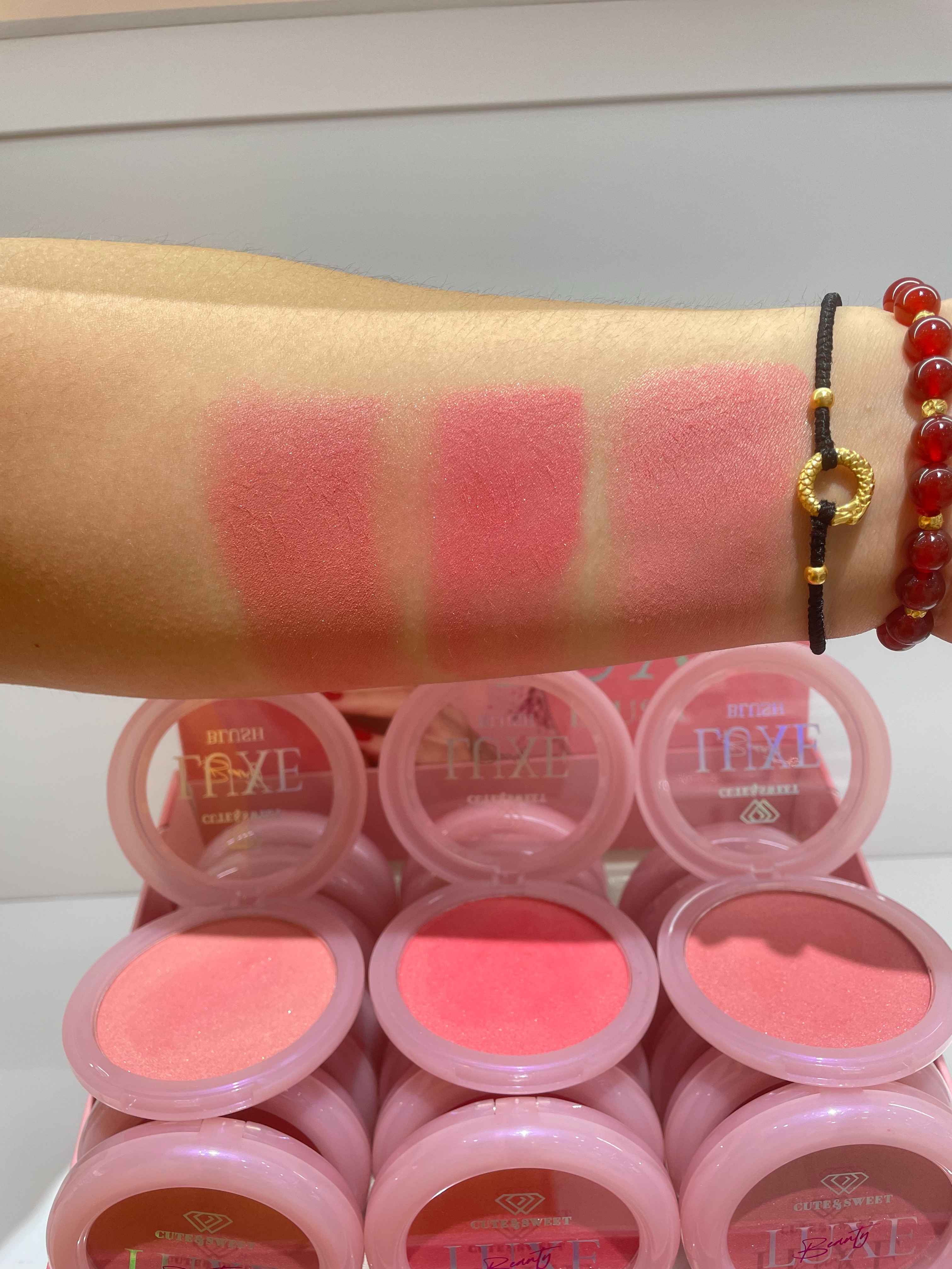 HSM factory direct stores blush blush my face is bright pink shows white color Quality of a material soft Thin natural carry bright color of skin natural makeup effect Good smooth shading pic 2