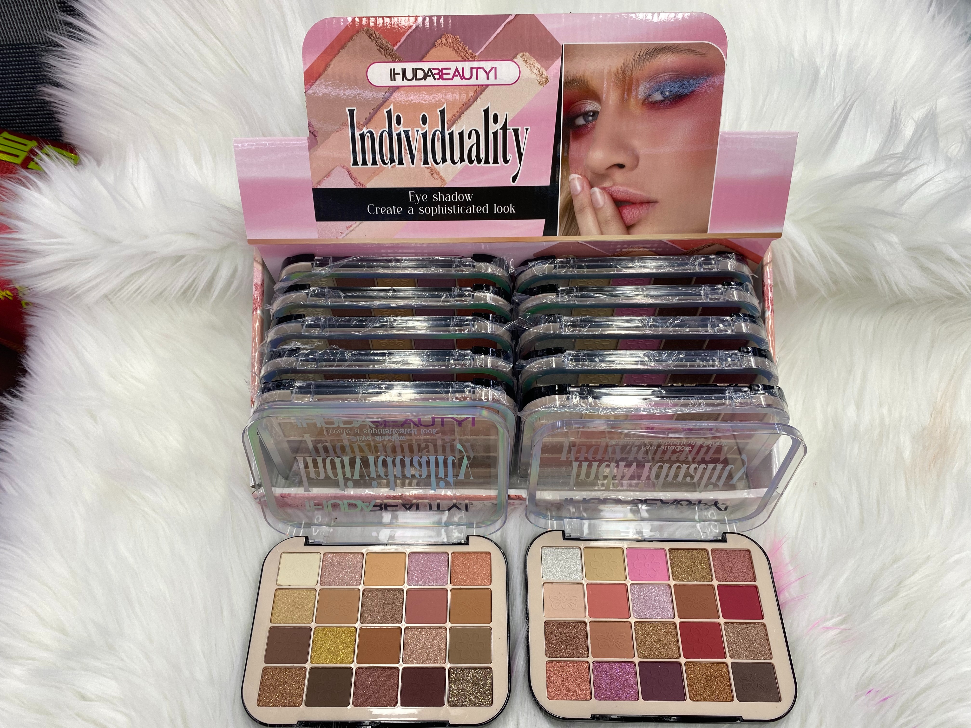 The new 20-color eyeshadow palette is waterproof, sweat-proof, non-smudging, long-lasting, and highly stretchable. IHUDABEAUTYI Item Picture