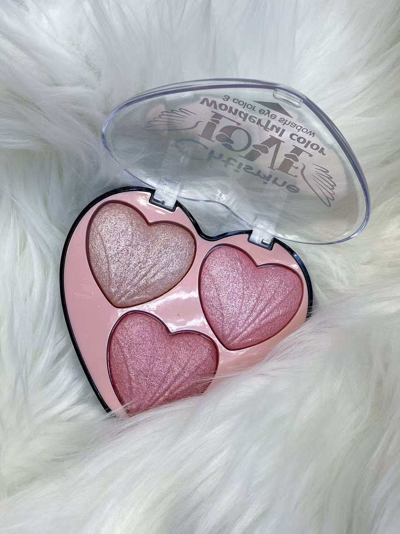 New heart-shaped baked powder blush brightens and slimming the face, making the energetic girl look fairer in daily life. Peach matte blush and rouge Application Scenario