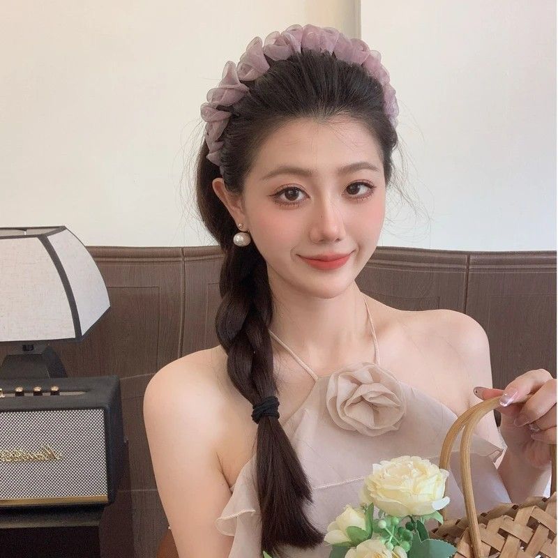 Acrylic hair combing accessories, bride's hair accessories, rubber bands, simple and versatile fashionable headwear, wedding styling accessories, hair accessories Application Scenario