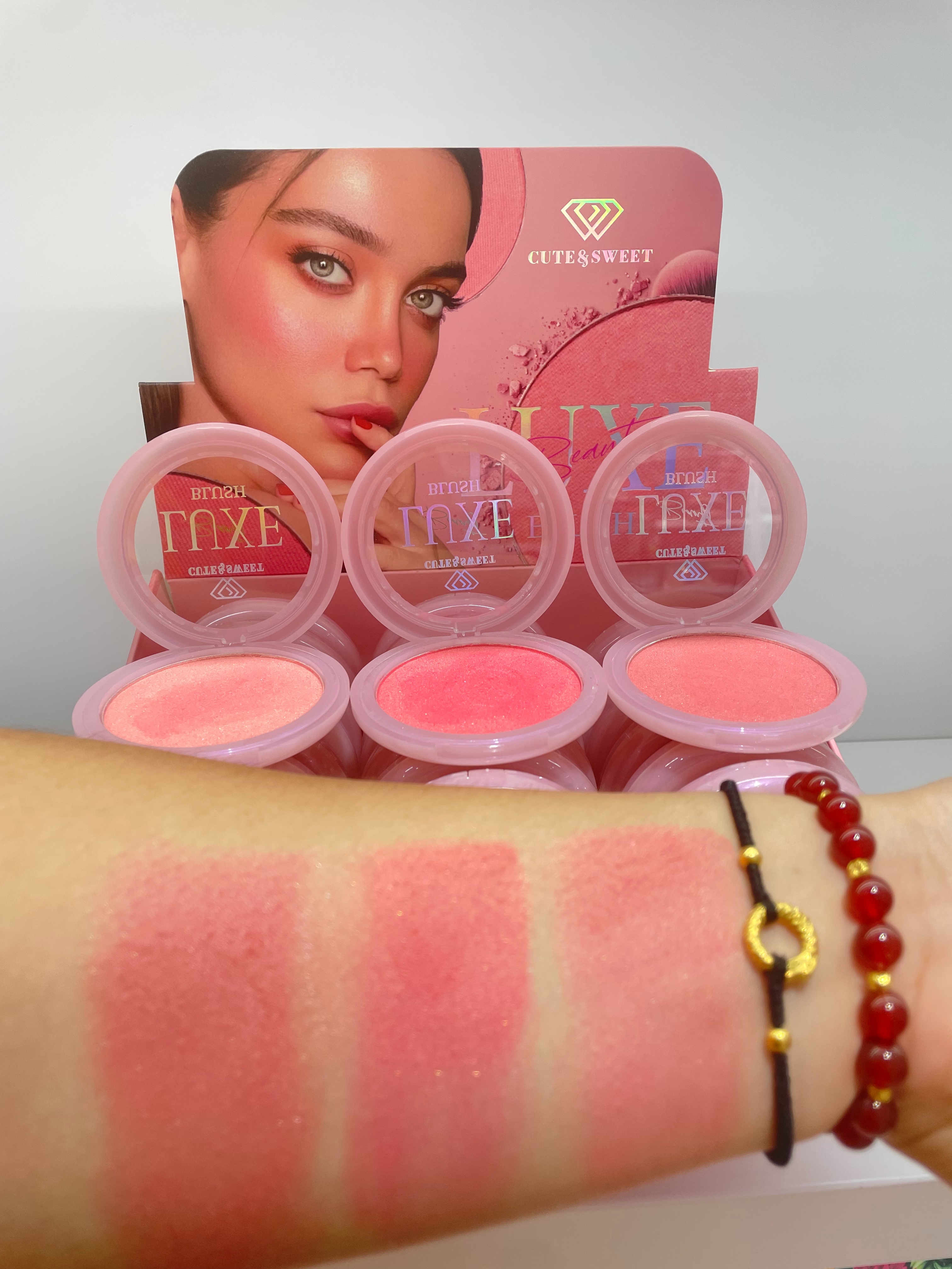 HSM factory direct stores blush blush my face is bright pink shows white color Quality of a material soft Thin natural carry bright color of skin natural makeup effect Good smooth shading pic 1