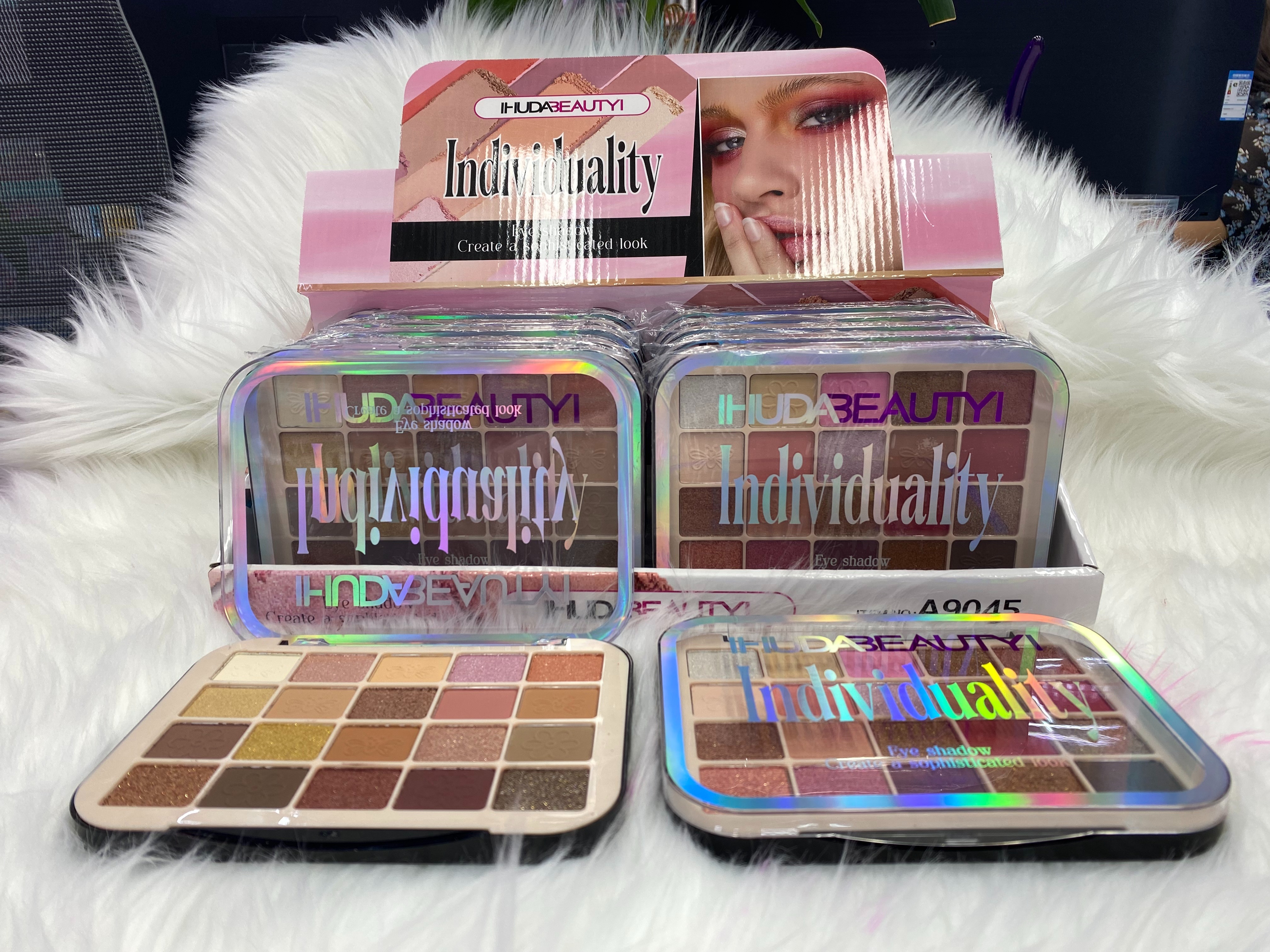The new 20-color eyeshadow palette is waterproof, sweat-proof, non-smudging, long-lasting, and highly stretchable. IHUDABEAUTYI Specification drawing