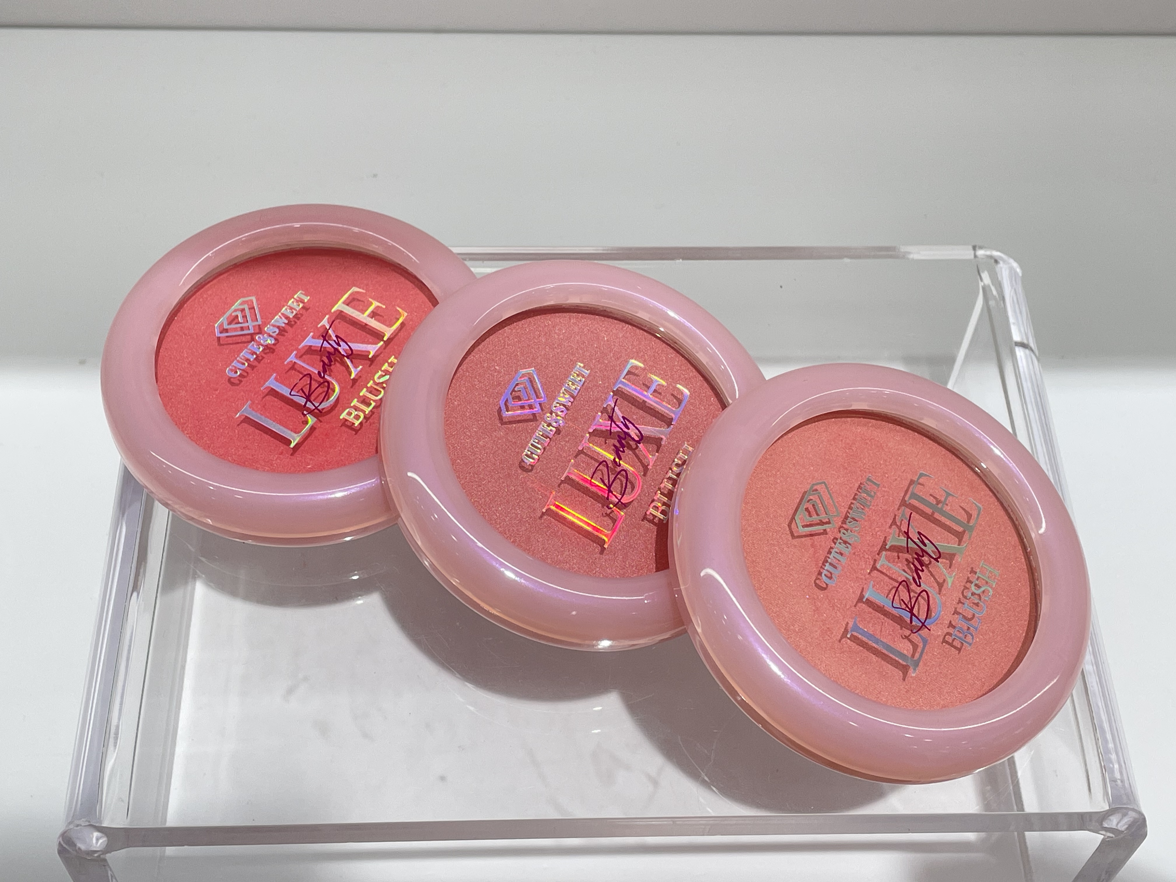 HSM factory direct stores blush blush my face is bright pink shows white color Quality of a material soft Thin natural carry bright color of skin natural makeup effect Good smooth shading Specification image