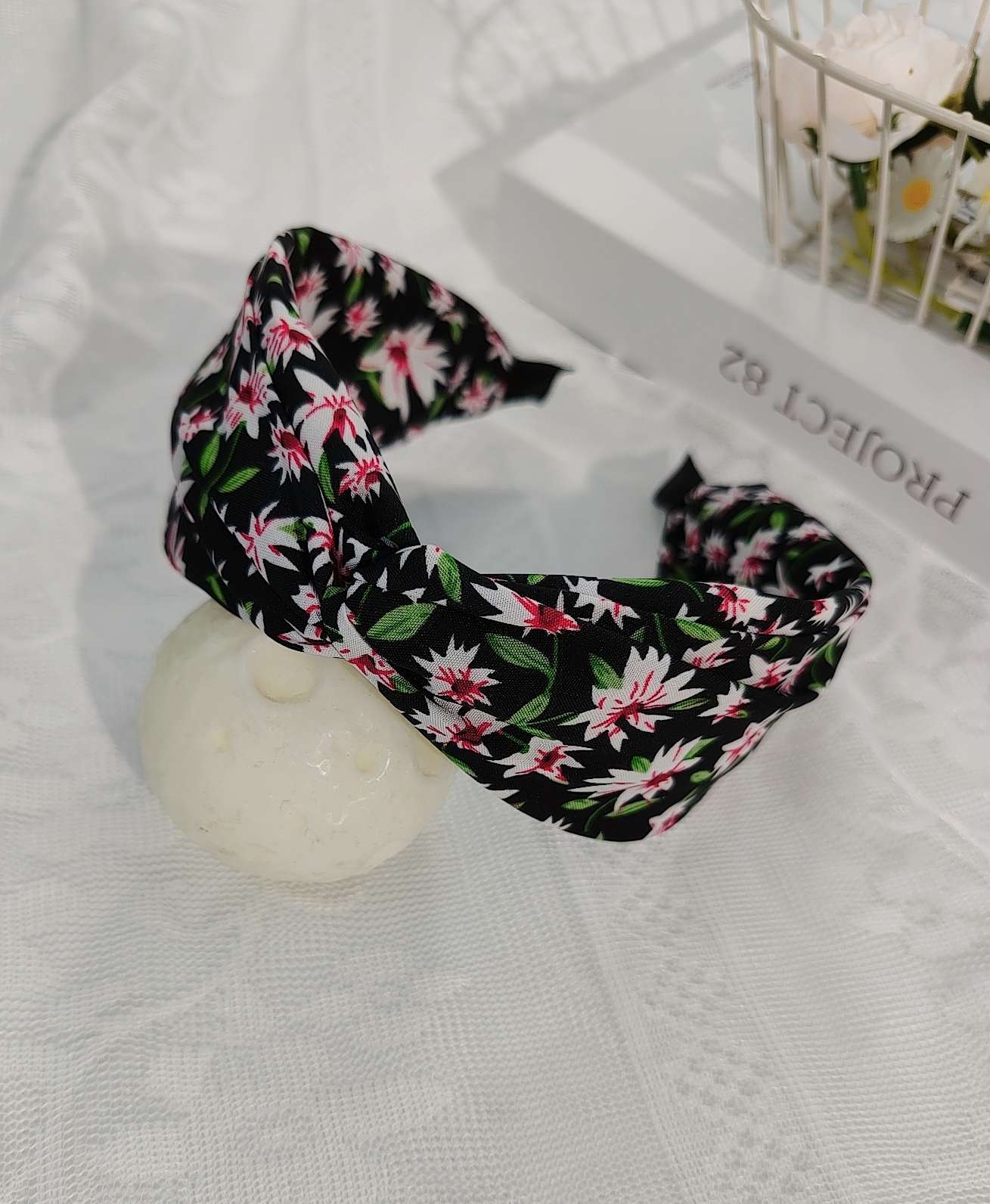 Korean retro cross-knotted hairband, fabric floral wide-edge headband, women's press hairpin headwear, elegant hairband hair accessory detail image 3