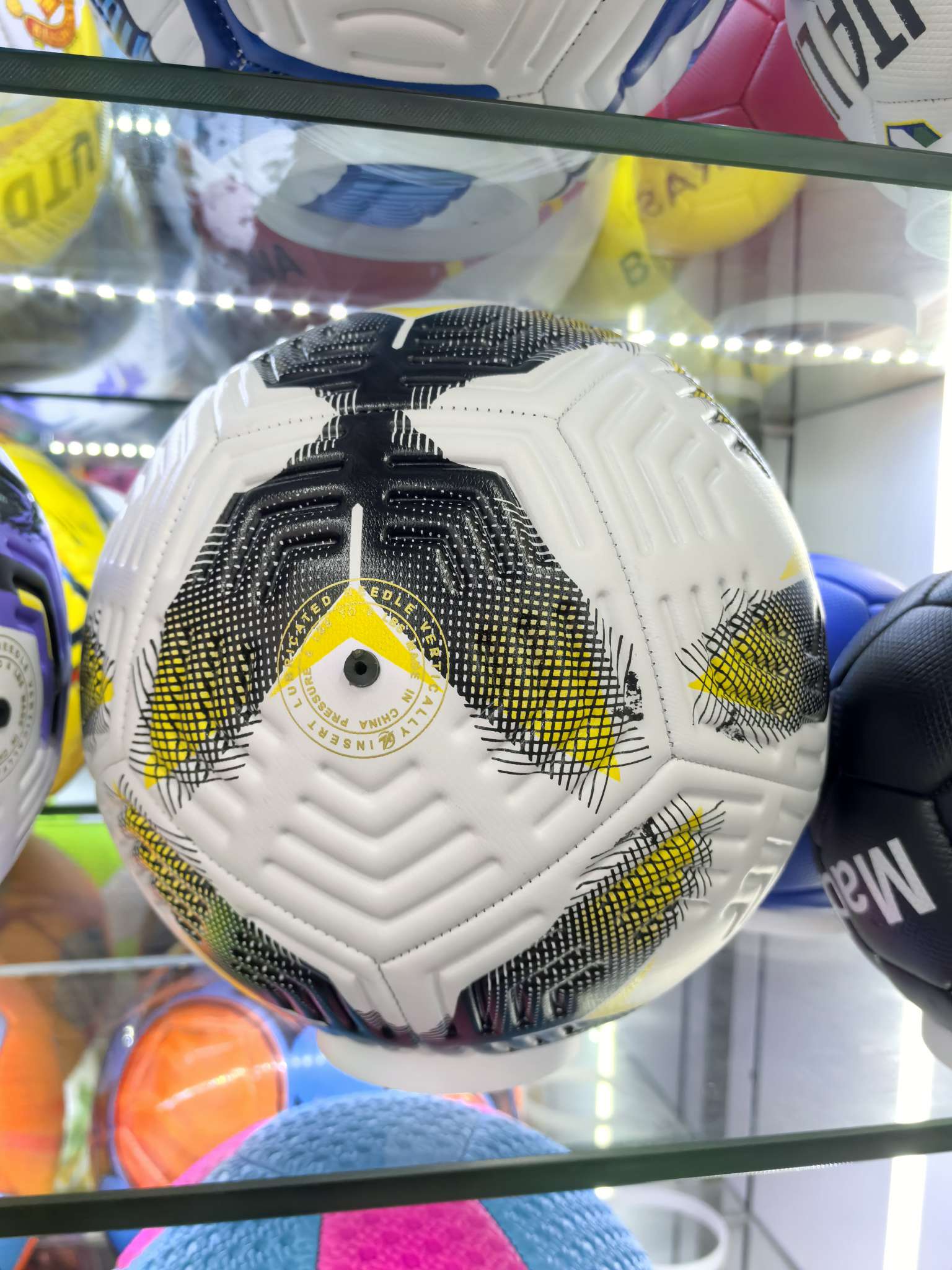 足球 压痕足球白底实物图