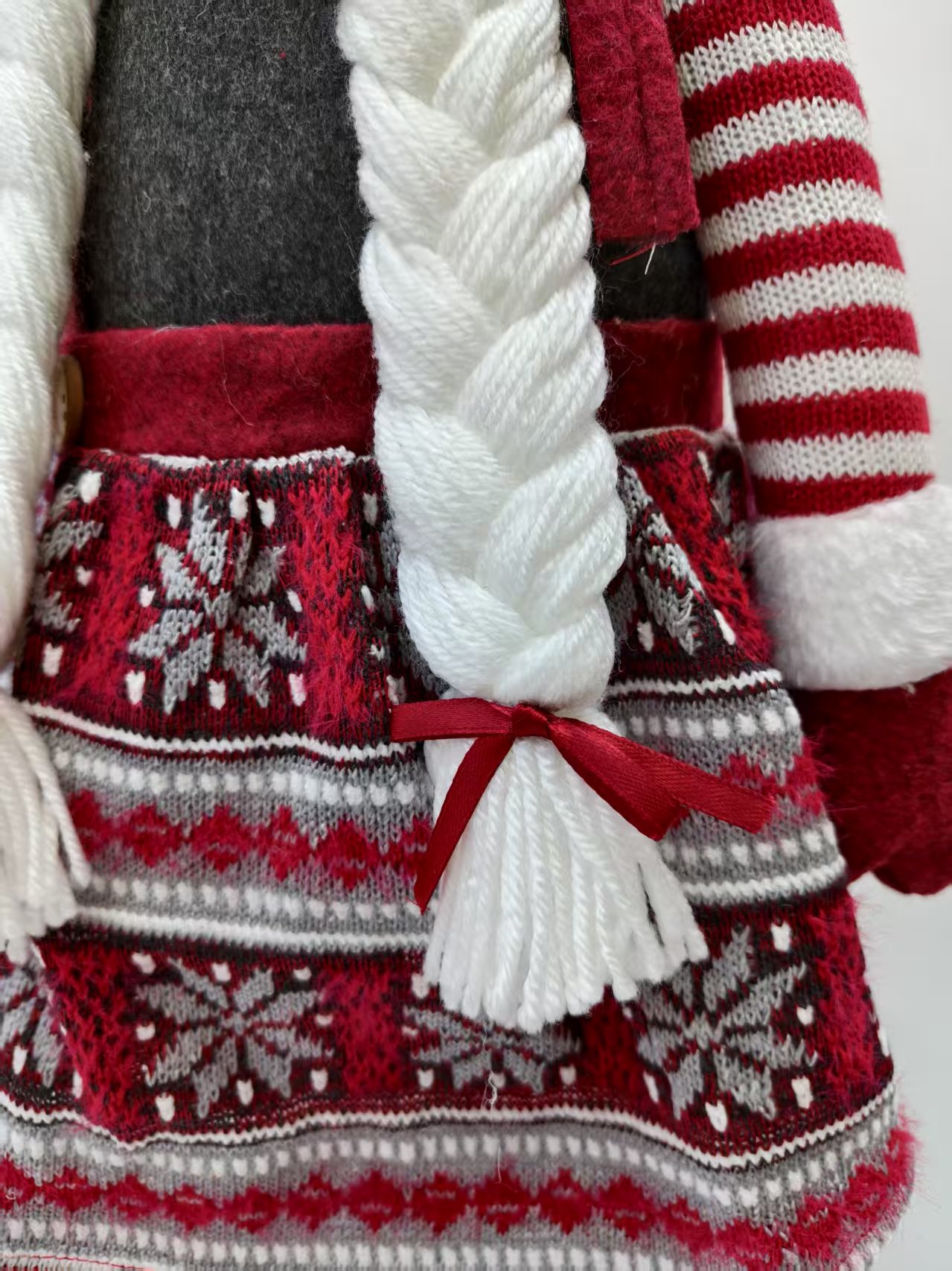 100cm telescopic faceless elderly men's and women's knitted cap red Christmas doll toy ornament Application Scenario
