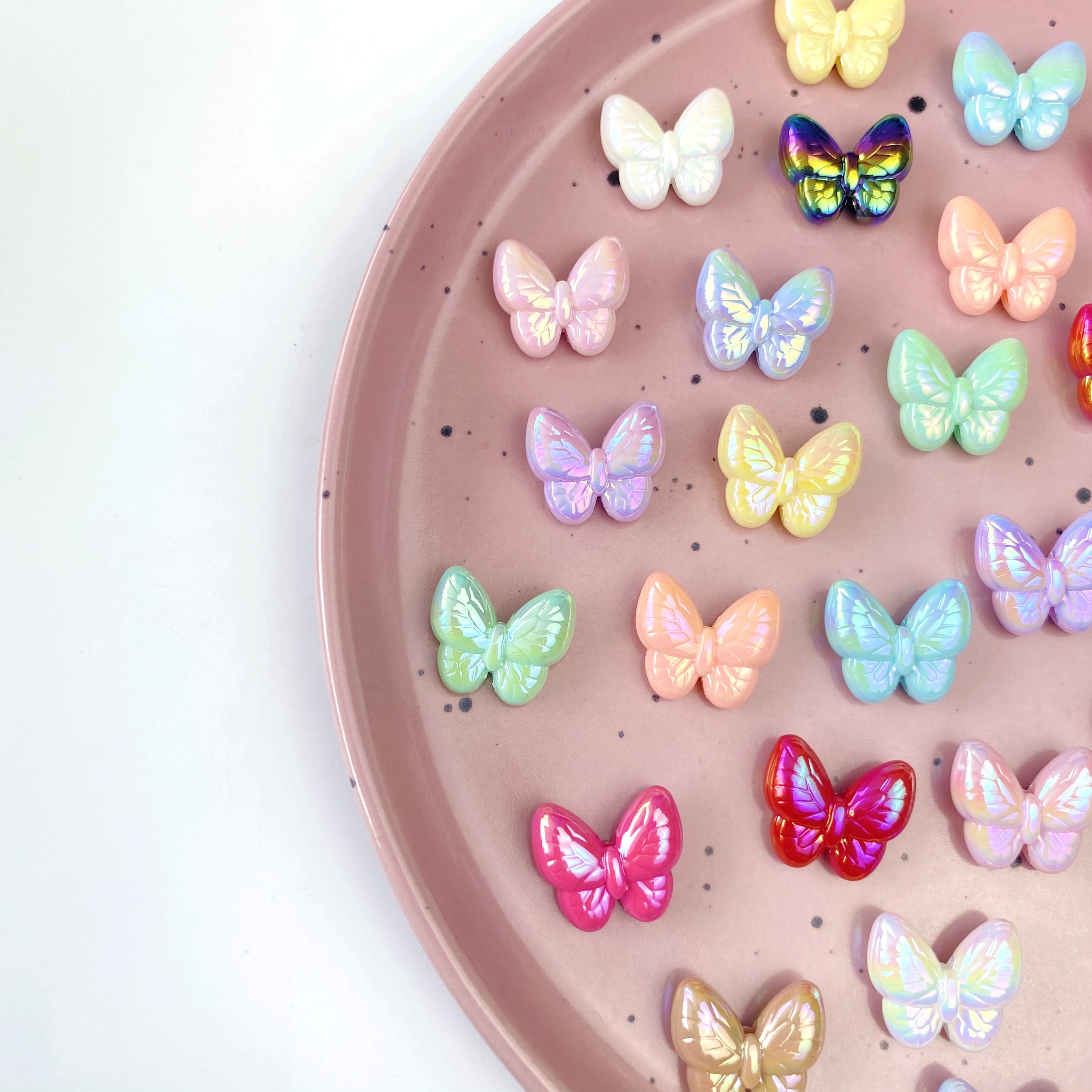 Acrylic uv summer fantasy butterfly Flying, creative scattered beads, diy bracelet pendant, keychain, mobile phone pendant, accessory materials Application Scenario