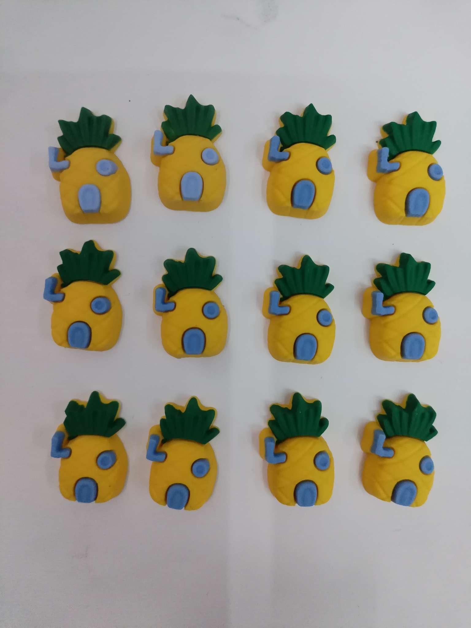 Cartoon piña PVC soft glue accesorios accesorios accesorios de accesorios de accesorios de accesorios de teléfono caso crocs decoración de zapatos de refrigerador bolsas parches decorativos y más