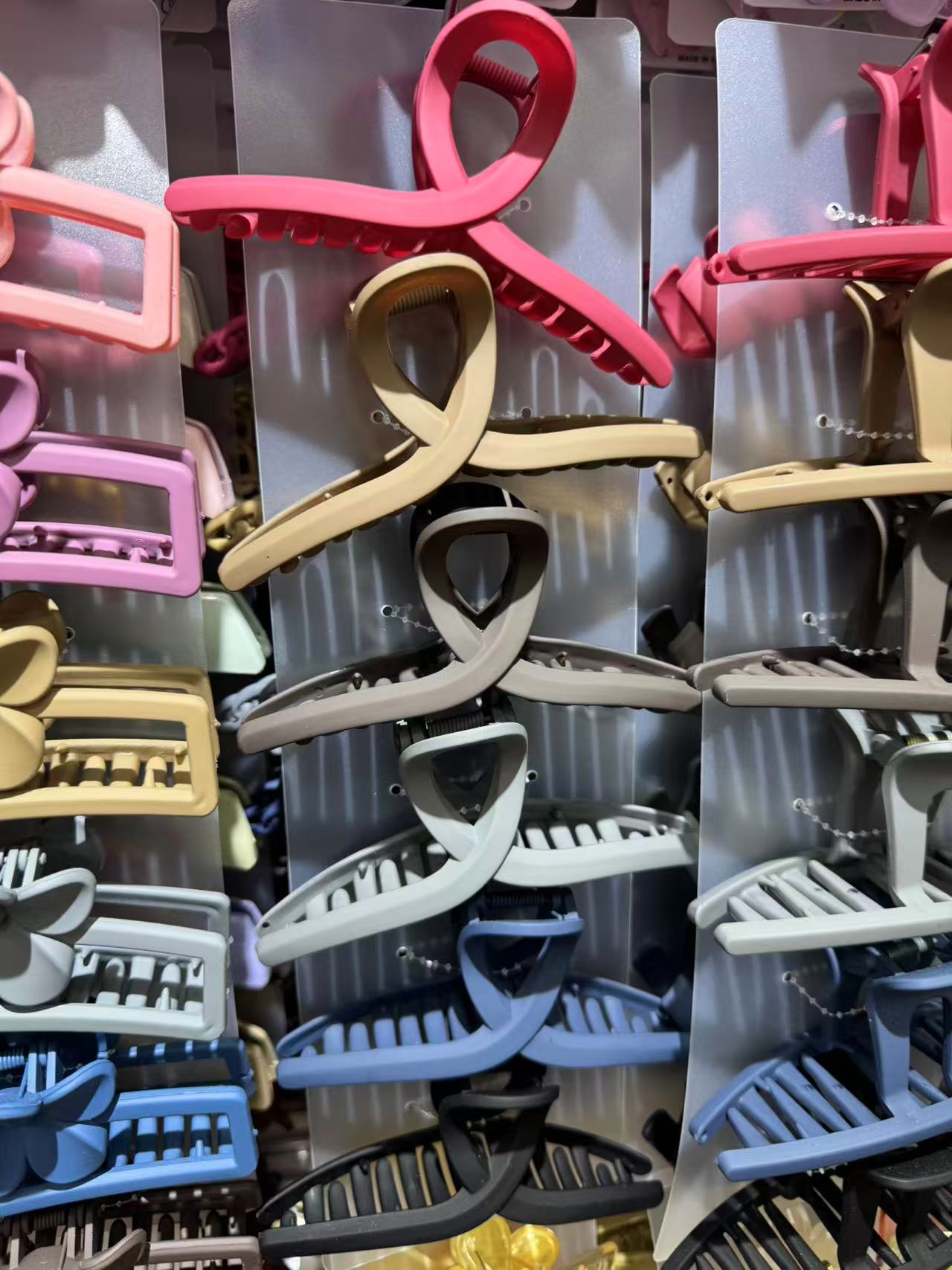 Acrylic grab clip hair accessory, fashionable headwear, simple hair clip, elegant ladies' styling clip Application Scenario