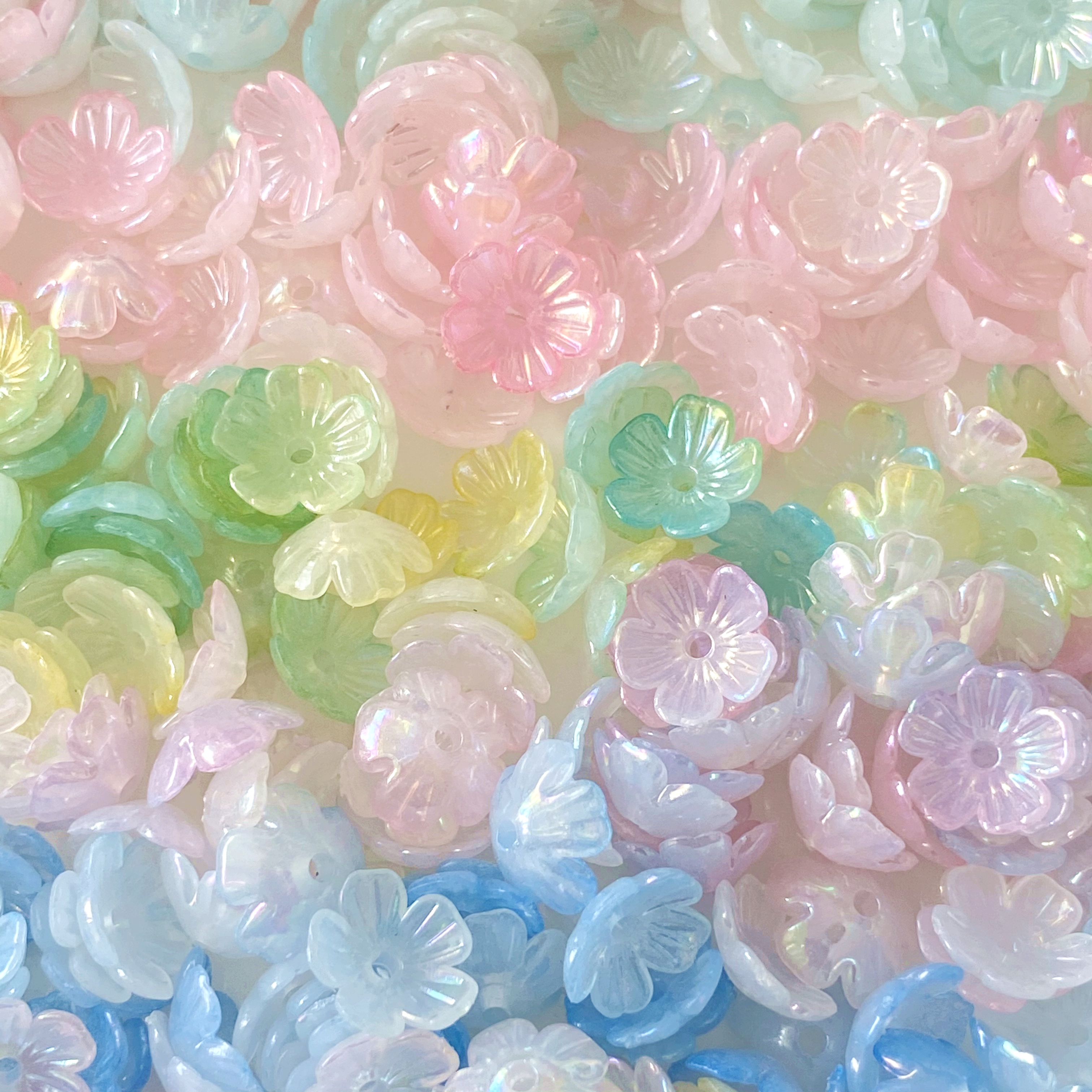 Acrylic two-color color-coated small five-petal flower creative diy/ beaded small ornaments, bracelet pendants, keychains, mobile phone pendants, accessory materials Application Scenario
