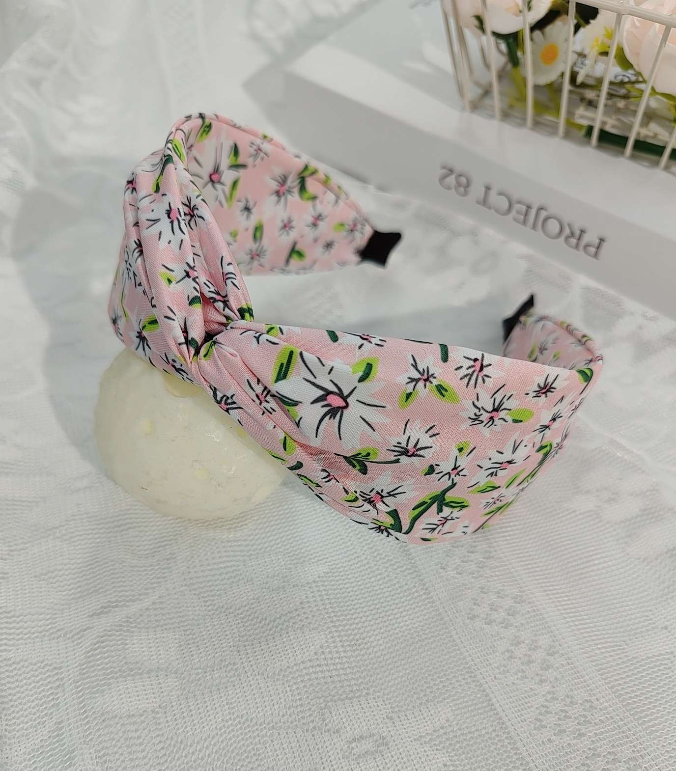 Korean retro cross-knotted hairband, fabric floral wide-edge headband, women's press hairpin headwear, elegant hairband hair accessory Application Scenario
